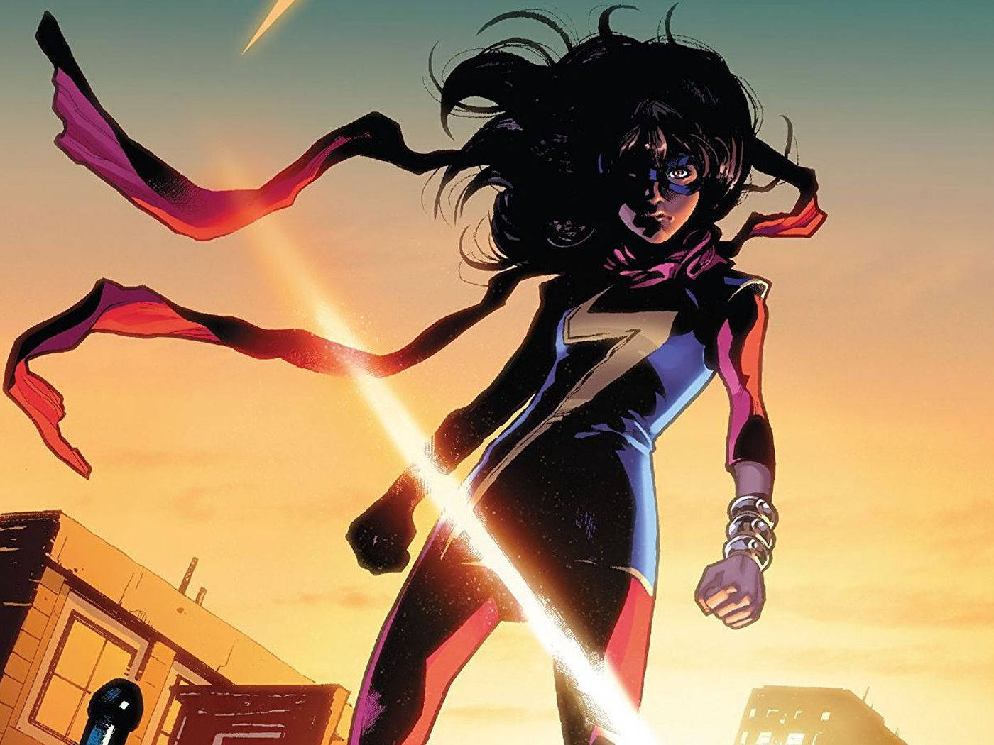 Ms Marvel 黃金時刻 壁紙 — 一位擁有飄逸深色長髮和鮮豔服裝的女超級英雄，在夕陽天空下動態站立，從拳頭發出明亮的能量光束。