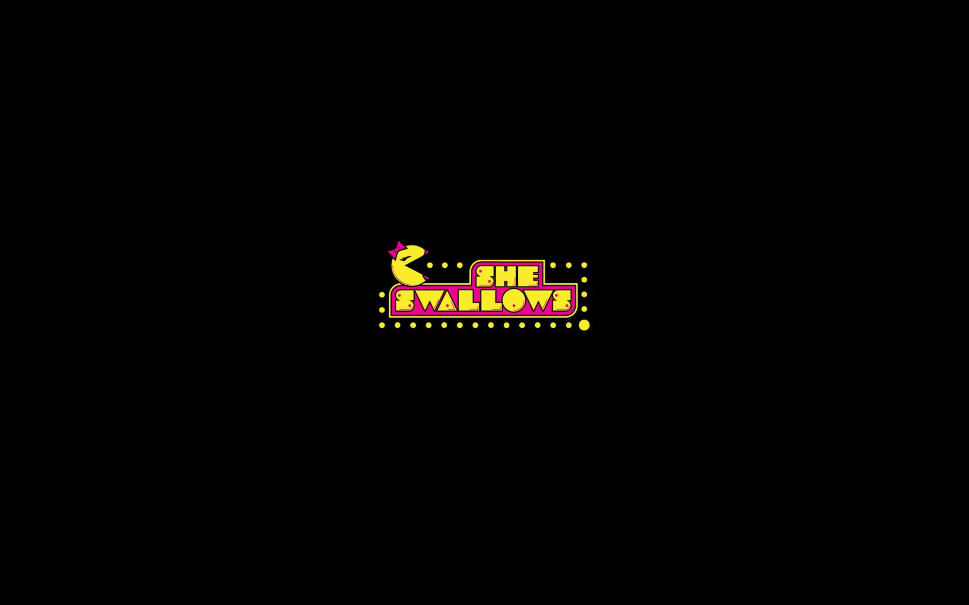 復古遊戲標誌，帶有 Pac-Man 和文字 'SHE SWALLOWS'，以鮮豔色彩呈現於黑色背景上。