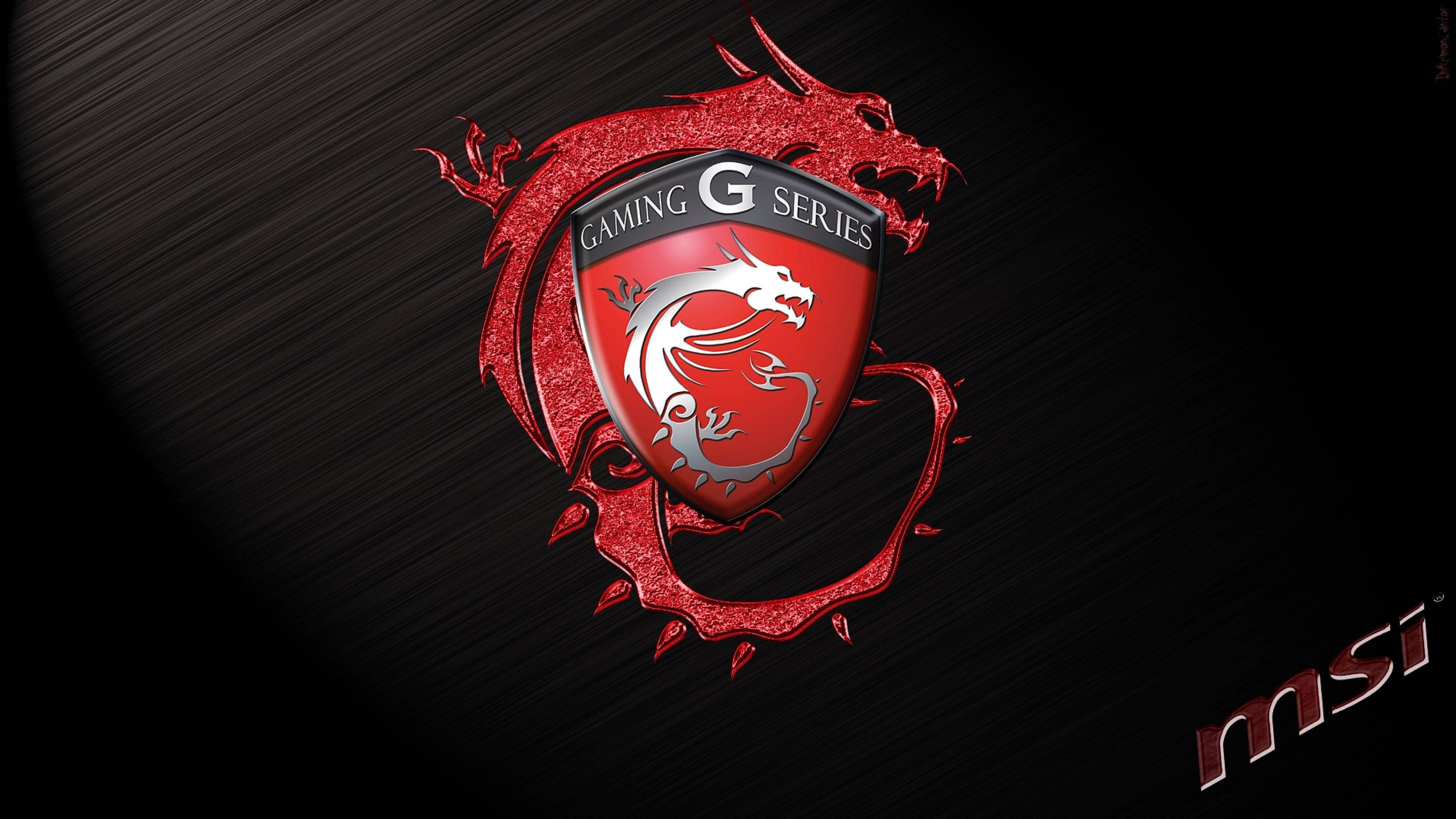 MSI 4K 极簡紅龍 壁紙 — 一條兇猛的紅龍纏繞著一個盾牌，盾牌上帶有「Gaming G Series」文字，背景是深色拉絲金屬。