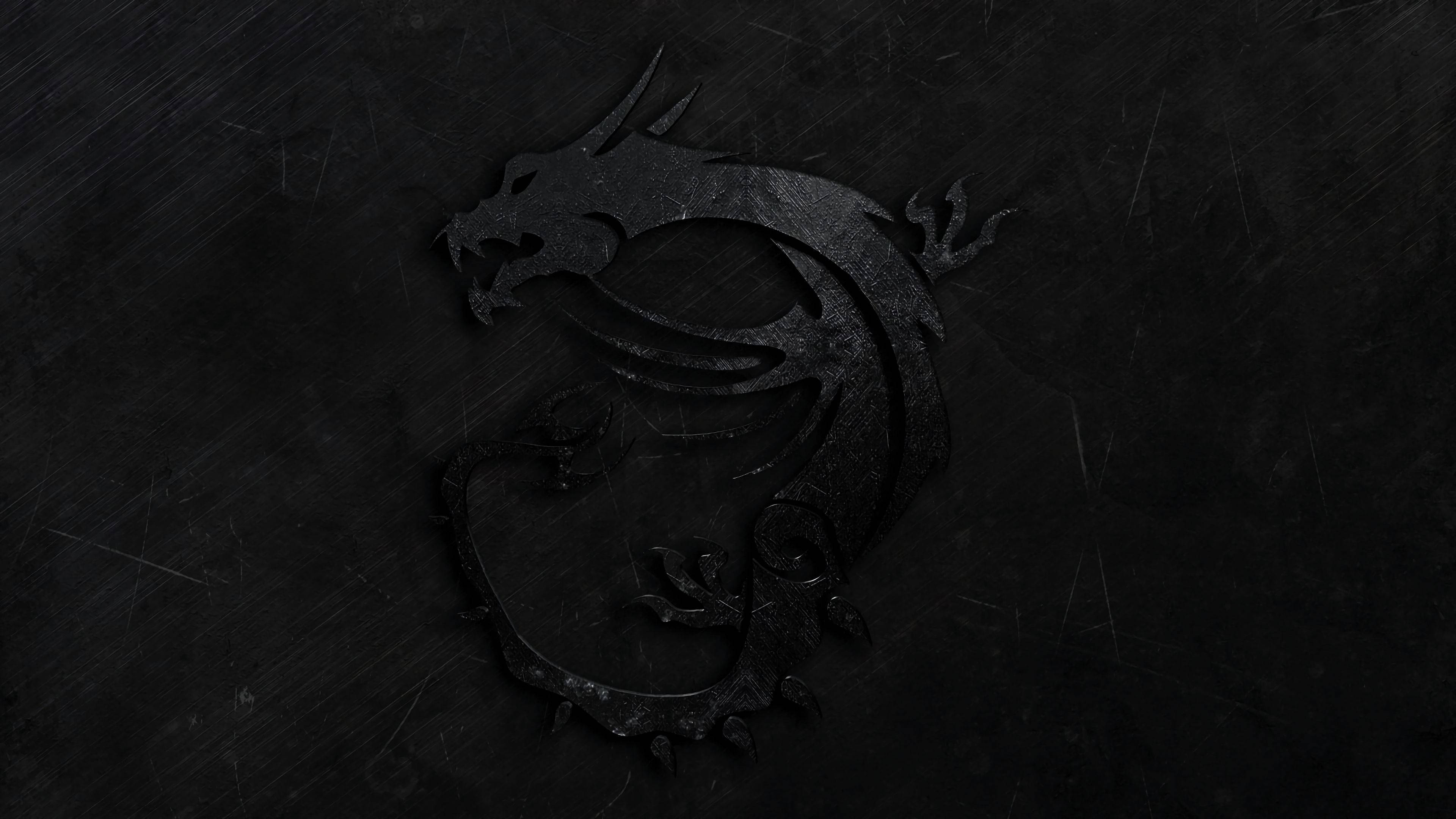 MSI 4K 黑龍 壁紙 — 一個時尚的黑色龍標誌蝕刻在帶有細微光線高光的刮痕金屬表面上。