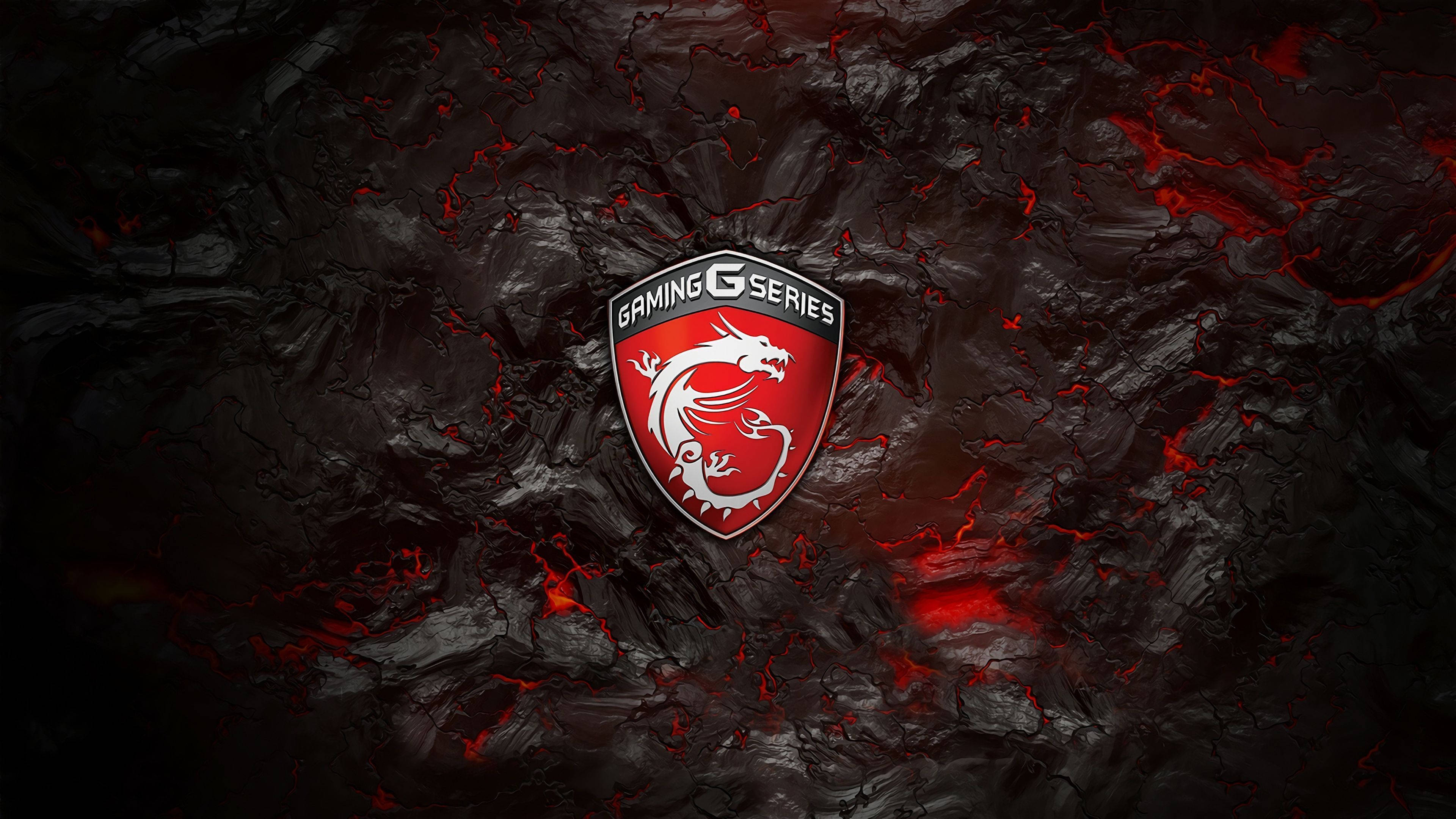 MSI 4K 遊戲 G 系列 火山岩 壁紙 — 一個紅白相間的MSI Gaming G Series龍標誌，位於裂開的黑色熔岩狀表面上，表面有火紅色的紋理發光。