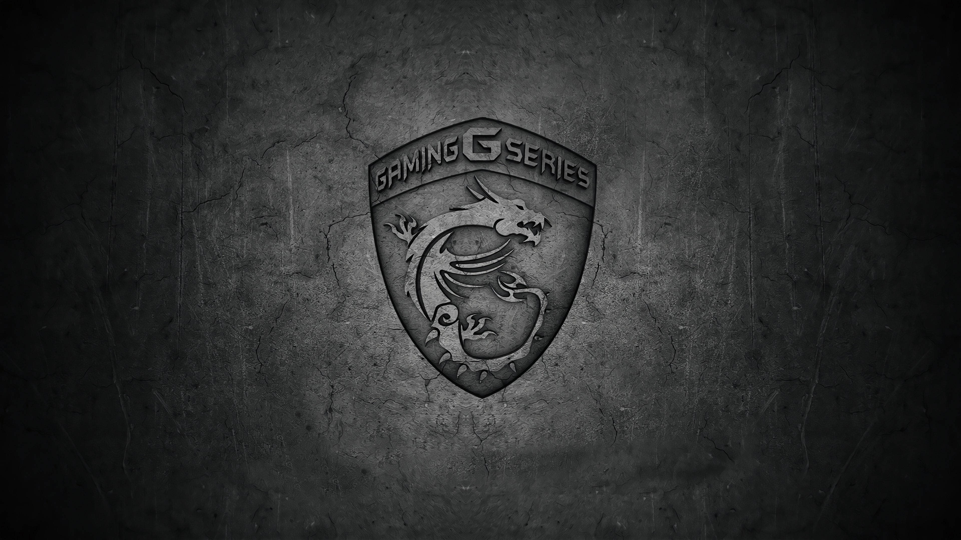 MSI 4K 酷炫遊戲 G 系列 壁紙 — 一個為MSI Gaming G Series設計的金屬龍徽章，蝕刻在裂開的深灰色混凝土牆上。