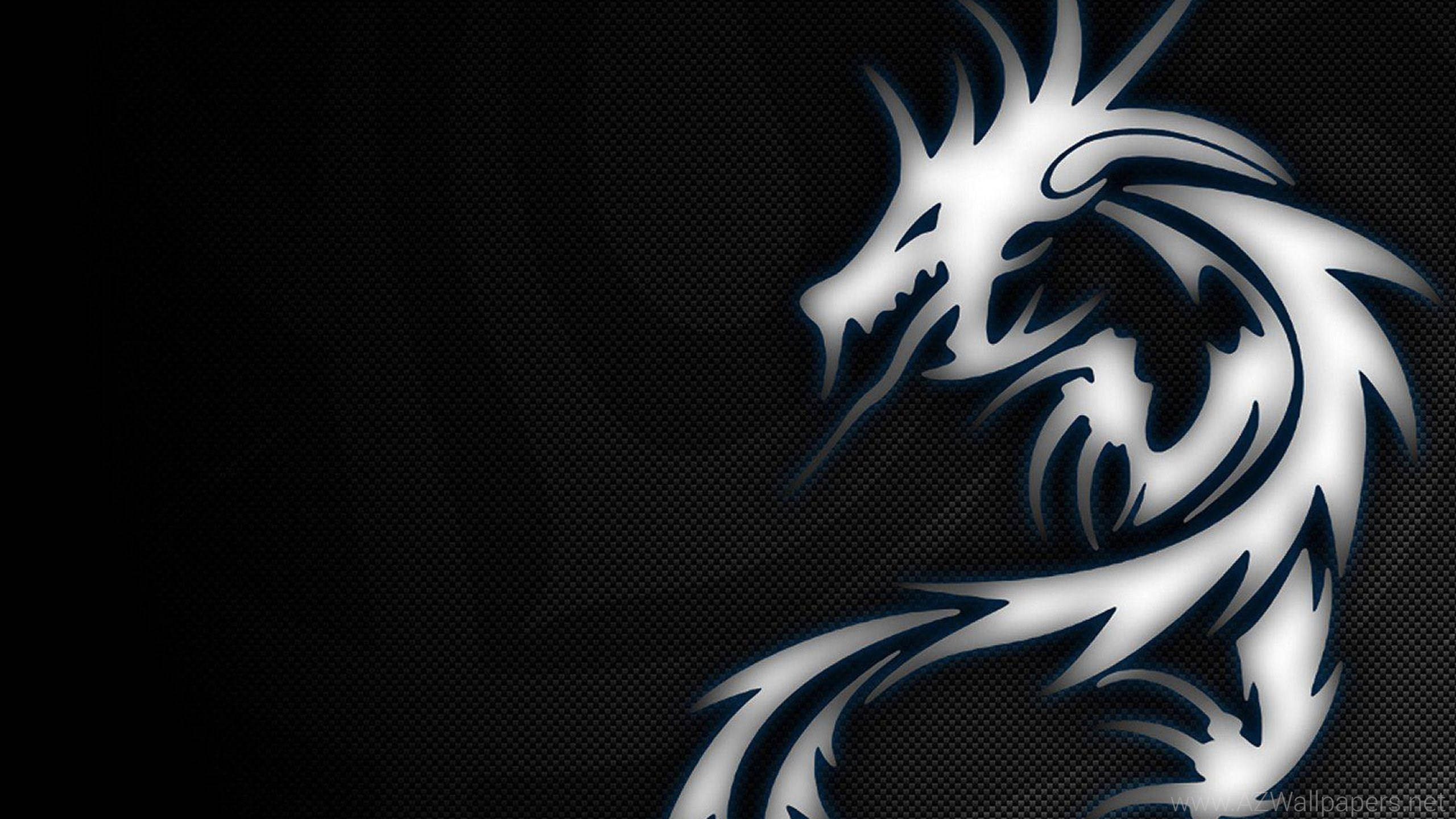 MSI 4K 龍形向量圖案 壁紙 — 一條光滑的銀色龍，帶有鋒利的尖刺，在深色紋理背景上動態盤繞。