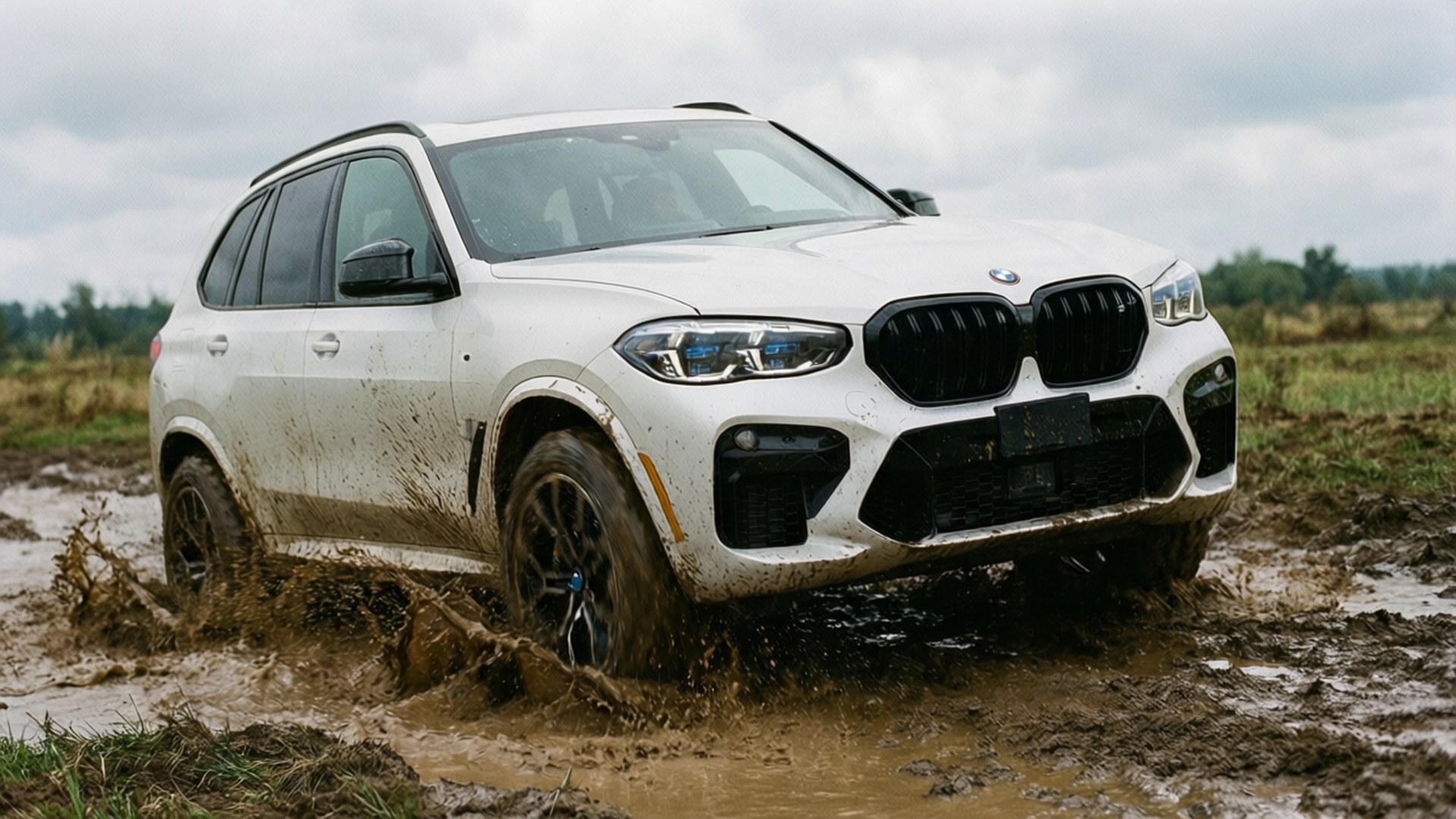 白色BMW X5 SUV在泥濘的田野中行駛，水花四濺
