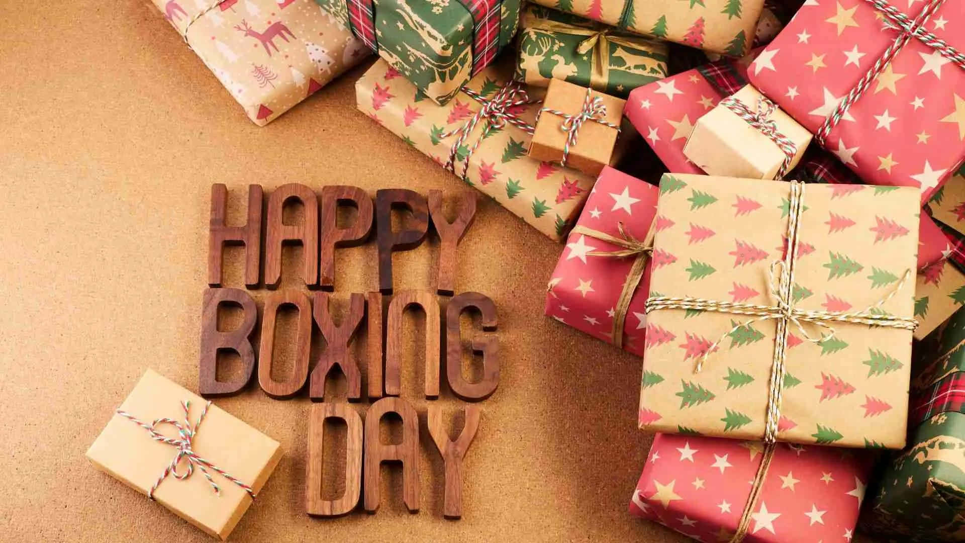  壁紙 — 木製字母拼出 happy boxing day，周圍係軟木背景上色彩繽紛嘅包裝禮物。