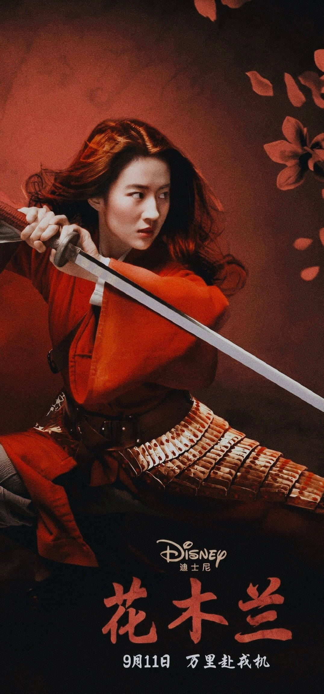 「站出來，被認可。MULAN 在此。」 壁紙 — 一位身穿紅色盔甲、意志堅定的戰士，在暖色調背景和飄落的櫻花中緊握著劍。