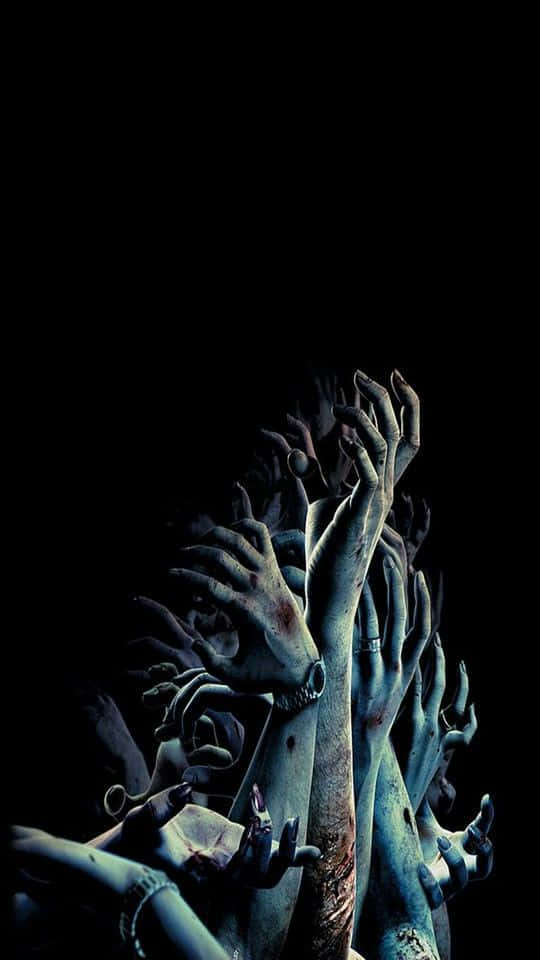  壁紙 — 多隻淡藍色的手從黑暗中向上抓撓，帶有血淋淋的傷口和戒指，背景是黑色虛空。