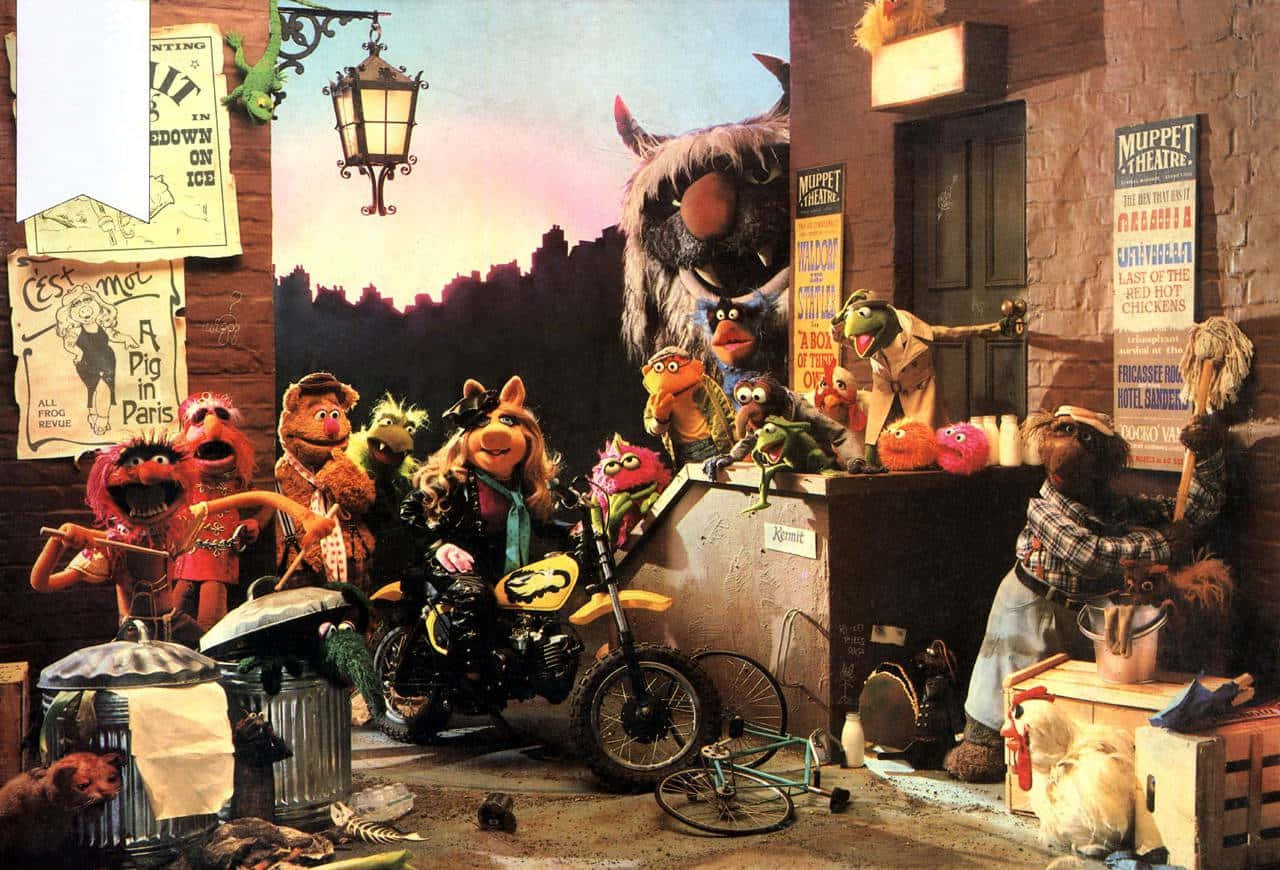  壁紙 — Muppet 角色聚集在雜亂的巴黎街角，有一輛電單車和一輛單車，背景是暮色天空。