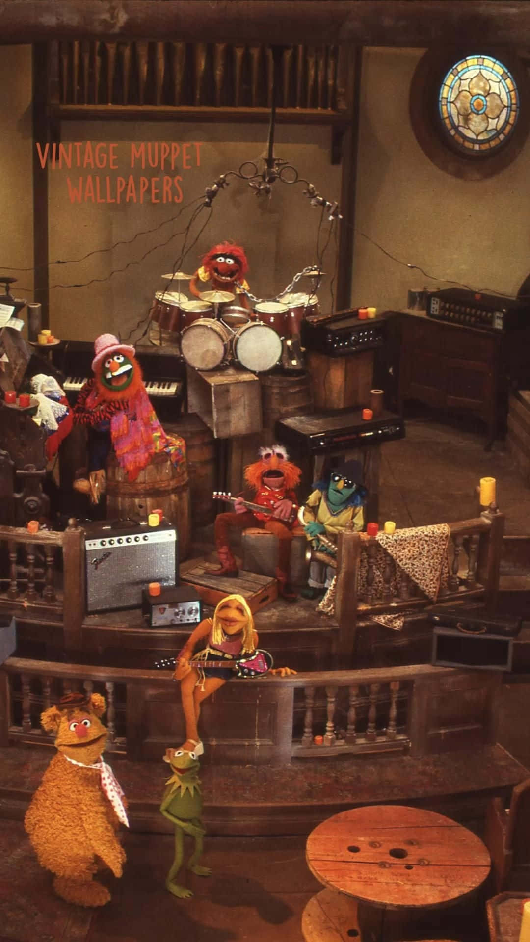  壁紙 — Muppet 角色在一個舒適的復古酒吧中現場演奏音樂，酒吧配有彩色玻璃窗和木製舞台。