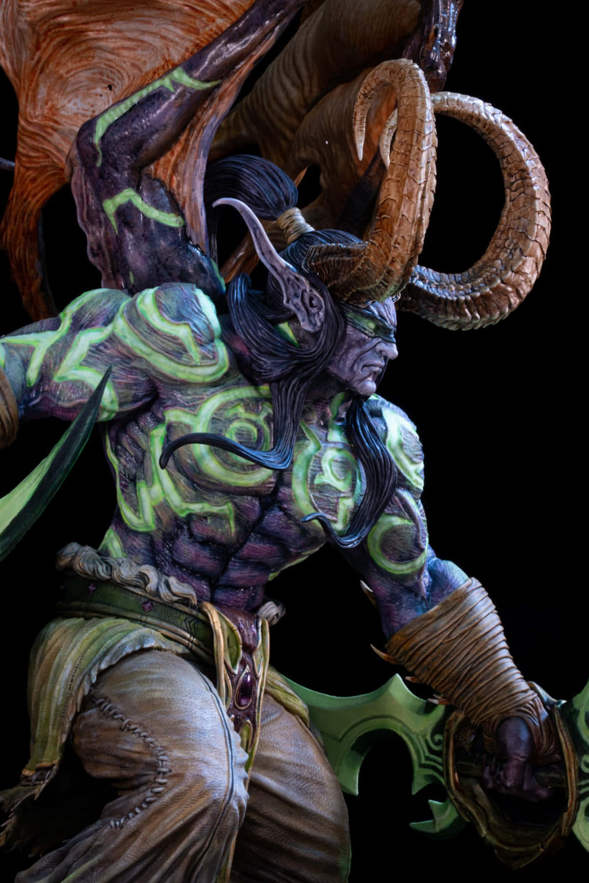  壁紙 — 一個肌肉發達的惡魔形象，帶有發光的綠色紋身和巨大的彎曲角，以動態姿勢站在黑色背景前。