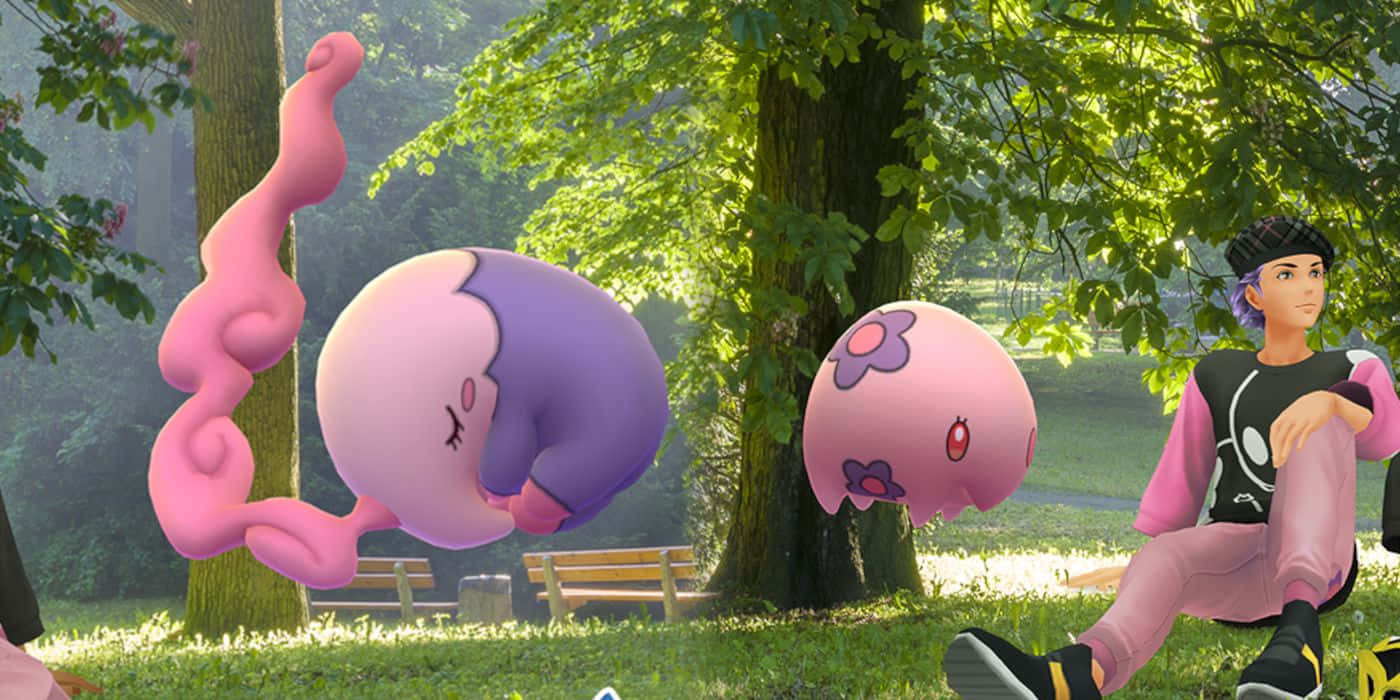 Musharna 與 Munna 在公園 壁紙 — 一位年輕訓練家坐在陽光普照的公園裏，兩隻粉紅色和紫色的Pokémon在茂密的綠樹間平靜地漂浮。