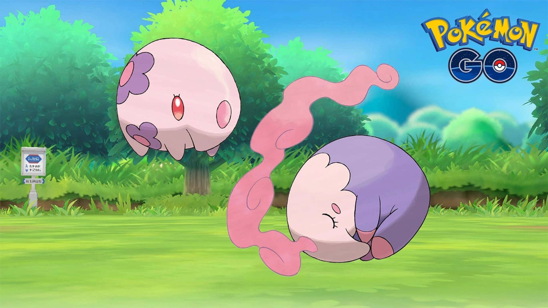 Musharna 與 Munna 帶標誌 壁紙 — 兩隻寶可夢在晴朗藍天下、樹木和PokéStop標誌附近的翠綠田野中平靜地漂浮。