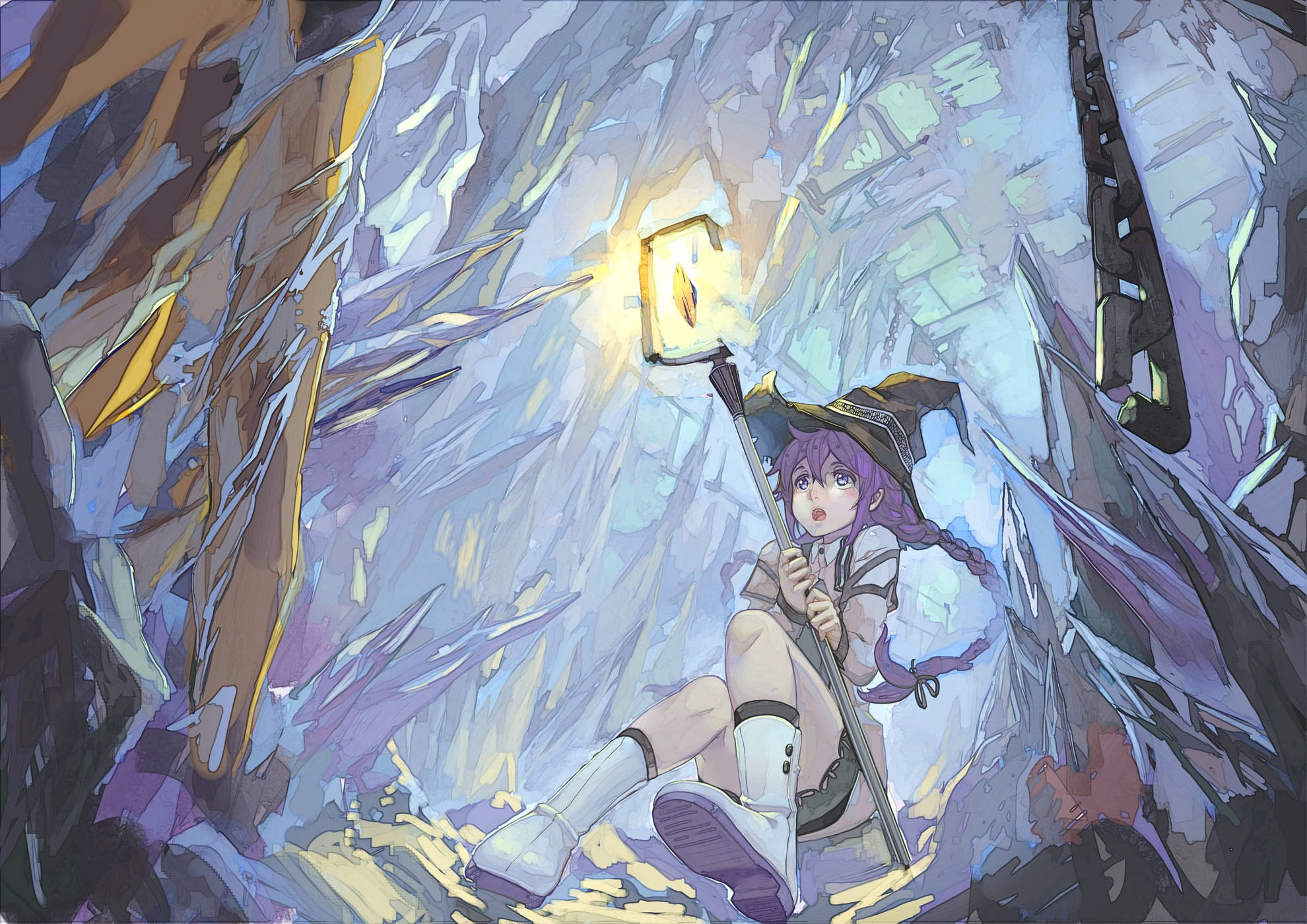 Mushoku Tensei 恐懼的 Roxy 藝術 壁紙 — 一位紫髮動漫女巫坐在崎嶇的洞穴中，手持發光燈籠，將溫暖的光芒投射在冰冷的牆壁上。
