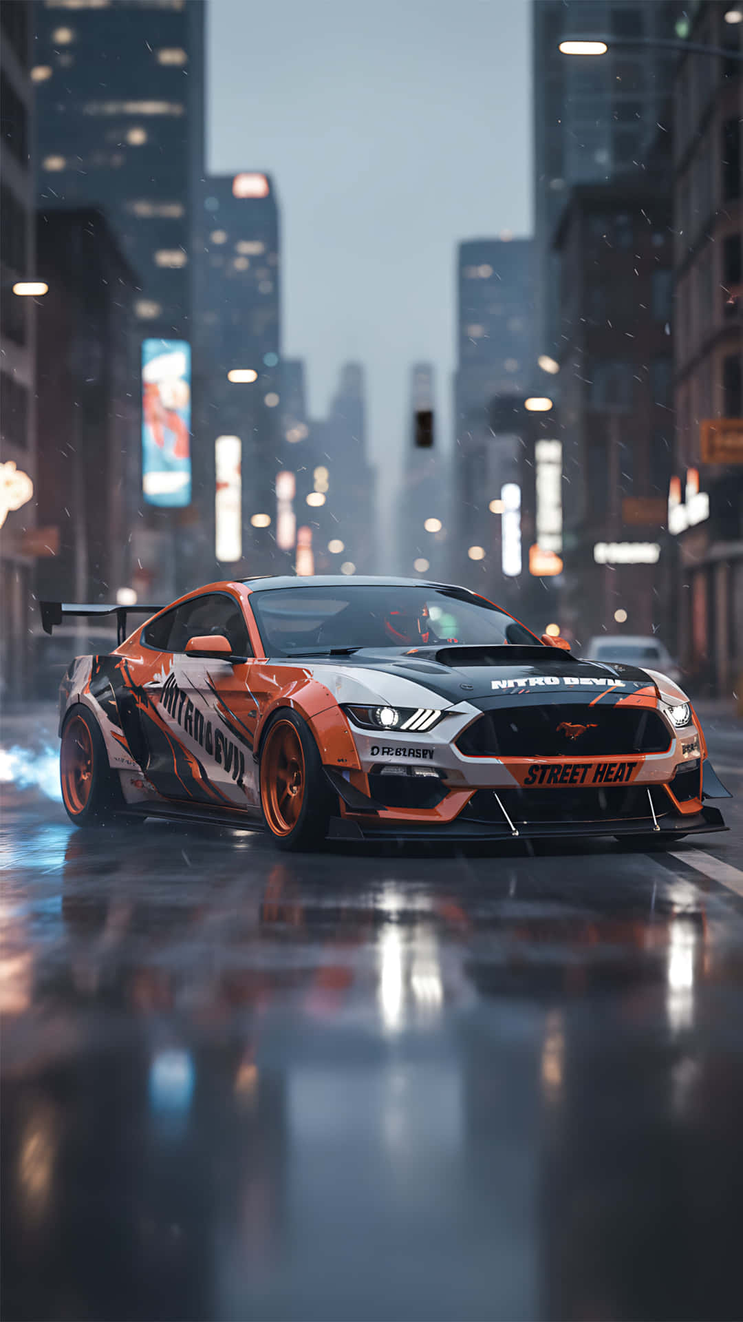 Mustang GT 街道賽車風格 壁紙 — 一輛鮮豔的橙色和黑色賽車在夜間於雨水濕滑、霓虹燈閃爍的城市街道上飄移。