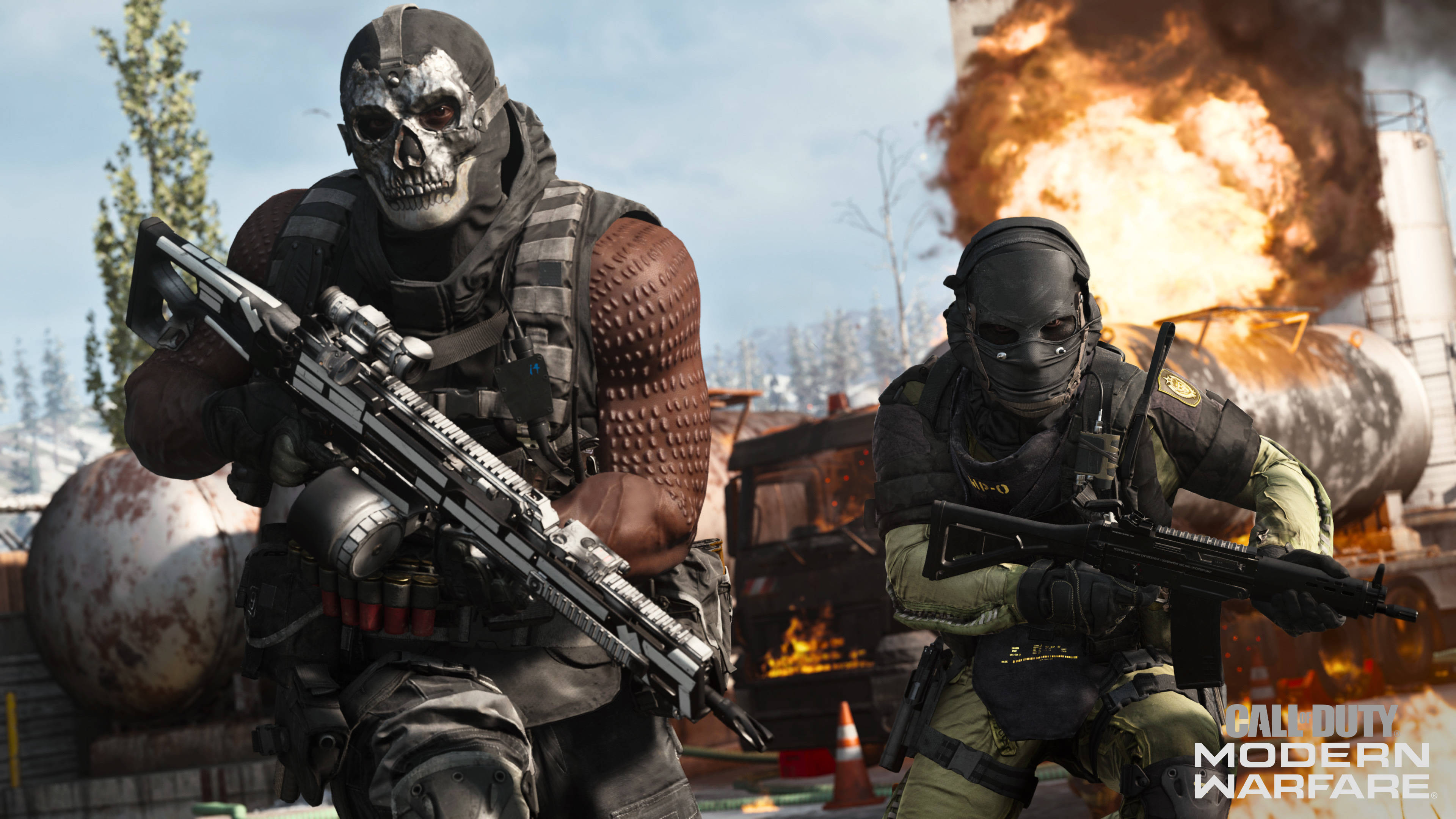 《決勝時刻 MW 2019》更新版，由傳奇角色 Ghost 加持 壁紙 — 兩名身穿戰術裝備的武裝士兵在晴朗的天空下，蹲伏在爆炸和工業廢墟之中。