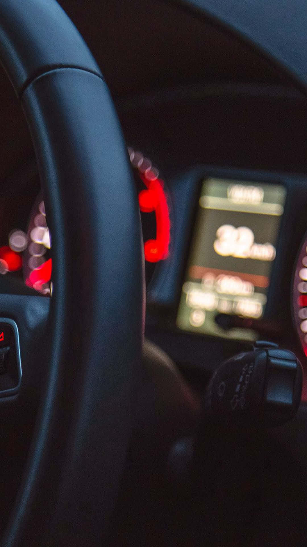汽車儀表板在黑暗中發出紅色和白色燈光。