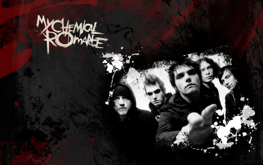 My Chemical Romance樂隊壁紙 壁紙 — My Chemical Romance 樂團成員在粗糙的黑色和紅色潑濺背景上，帶著他們的標誌，凝視著強烈的目光。