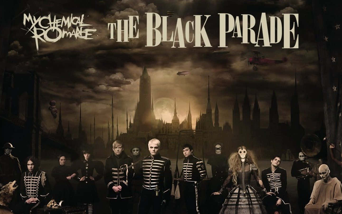 My Chemical Romance 樂隊穿著哥德式服裝，以黑暗城市背景和飛船為襯托。