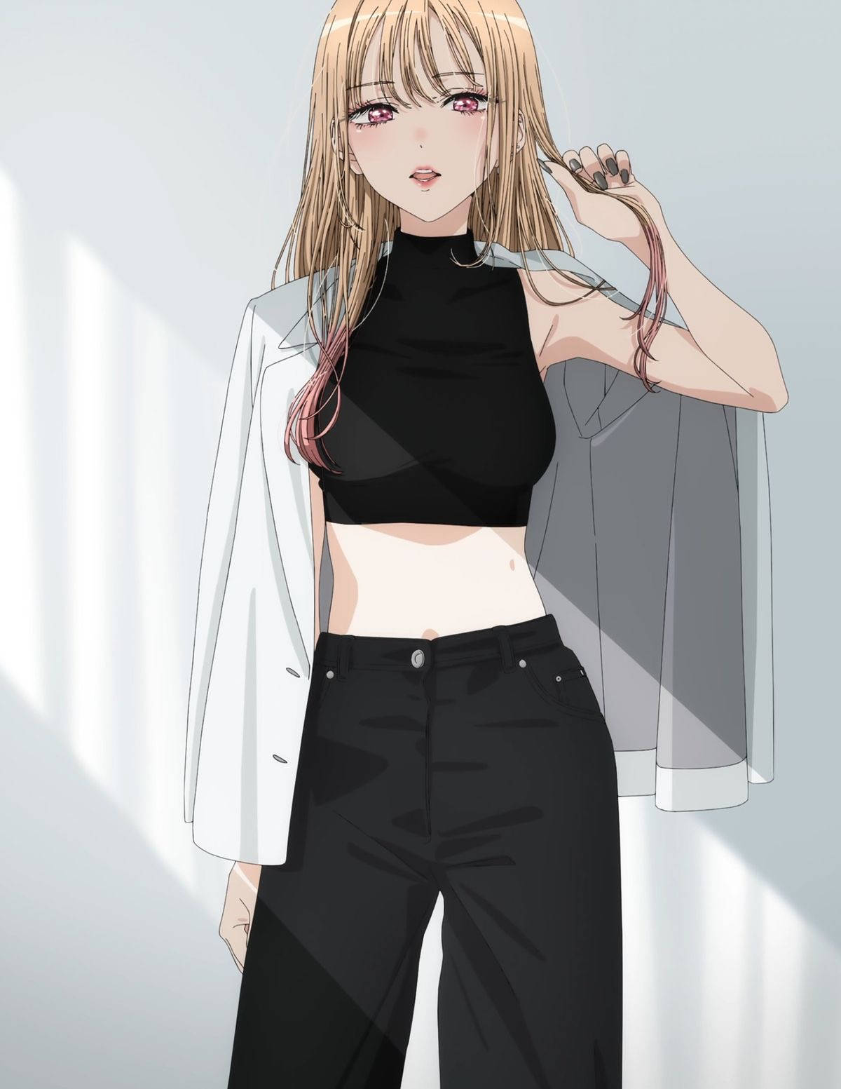 金髮粉紅眼睛的動漫女孩，穿著黑色短版上衣和白色西裝外套。