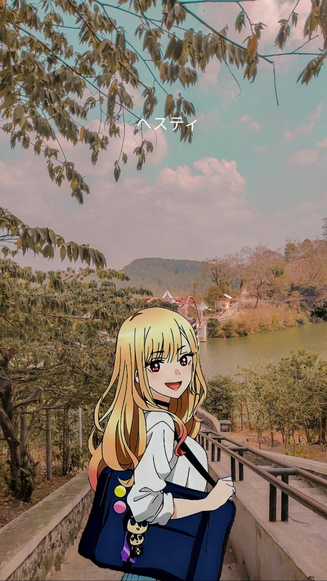 金髮動漫女孩在橋上微笑，橋下有樹木和山丘的河流。