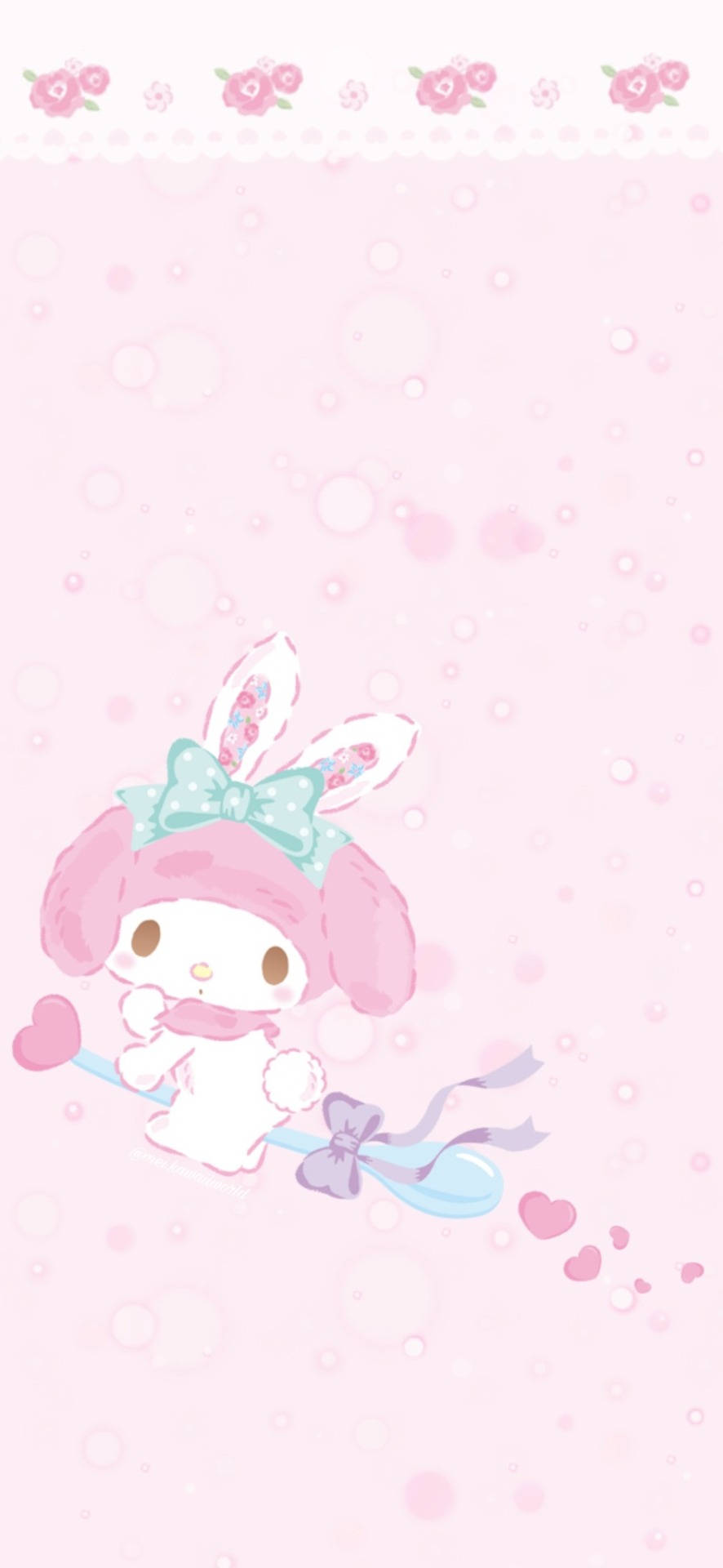 My Melody 騎著湯匙 壁紙 — 一個可愛的粉紅色兔子角色，戴著蝴蝶結，輕輕漂浮在藍色絲帶上，背景是柔和的粉紅色泡泡。