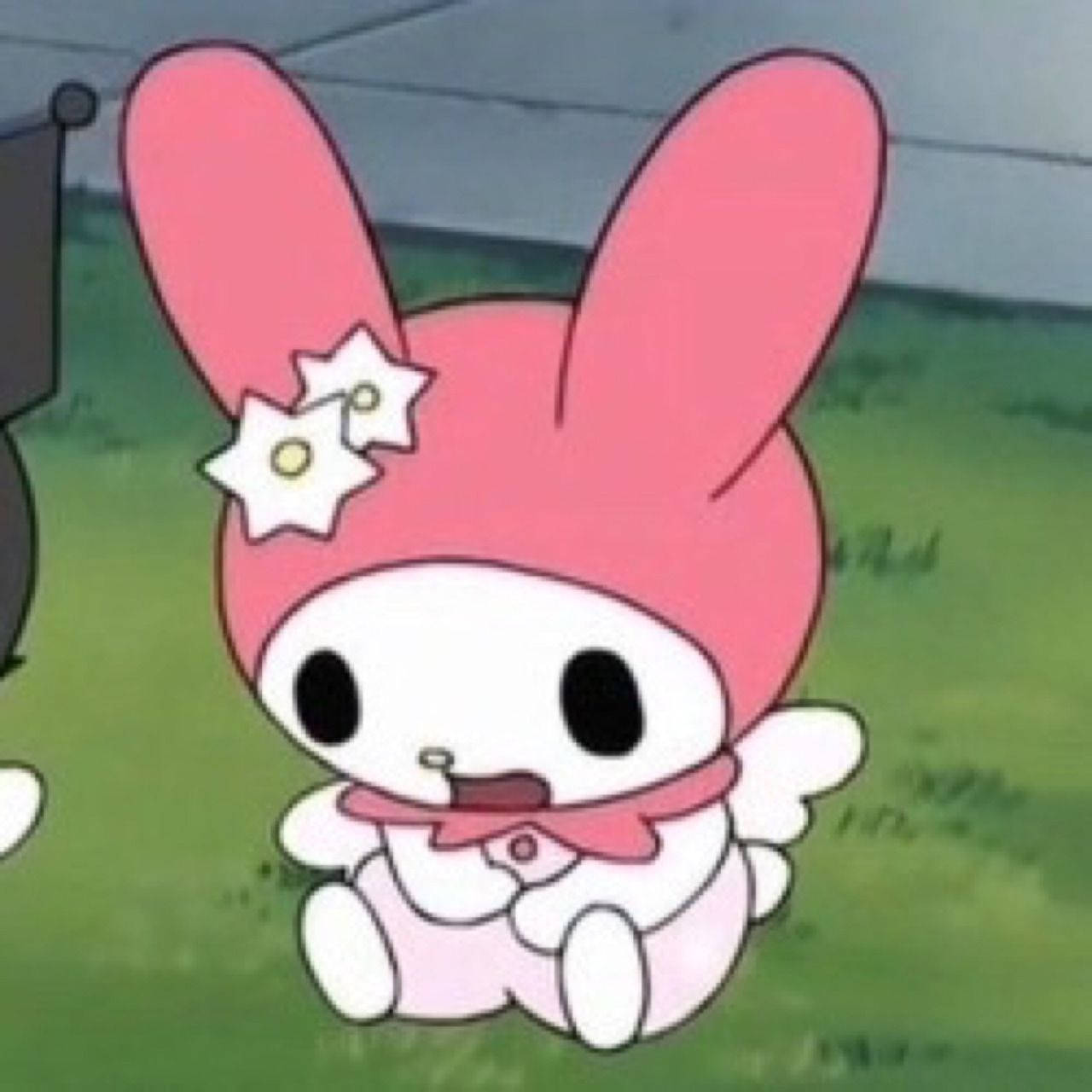 My Melody 坐在草地上可愛頭像