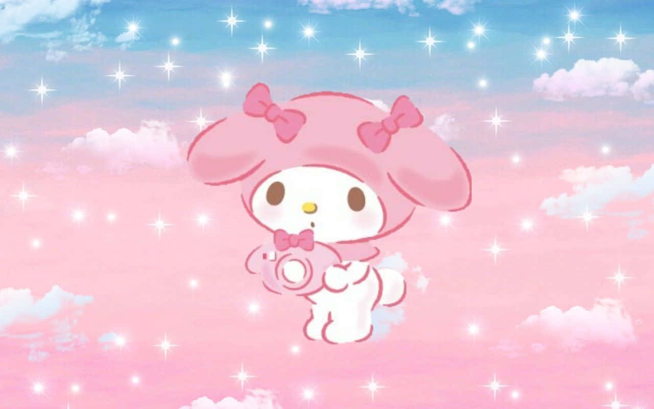 享受經典My Melody桌面背景於您的電腦 壁紙 — My Melody 喺一個充滿閃爍星星同柔軟雲朵嘅夢幻粉紅天空中平靜咁漂浮。