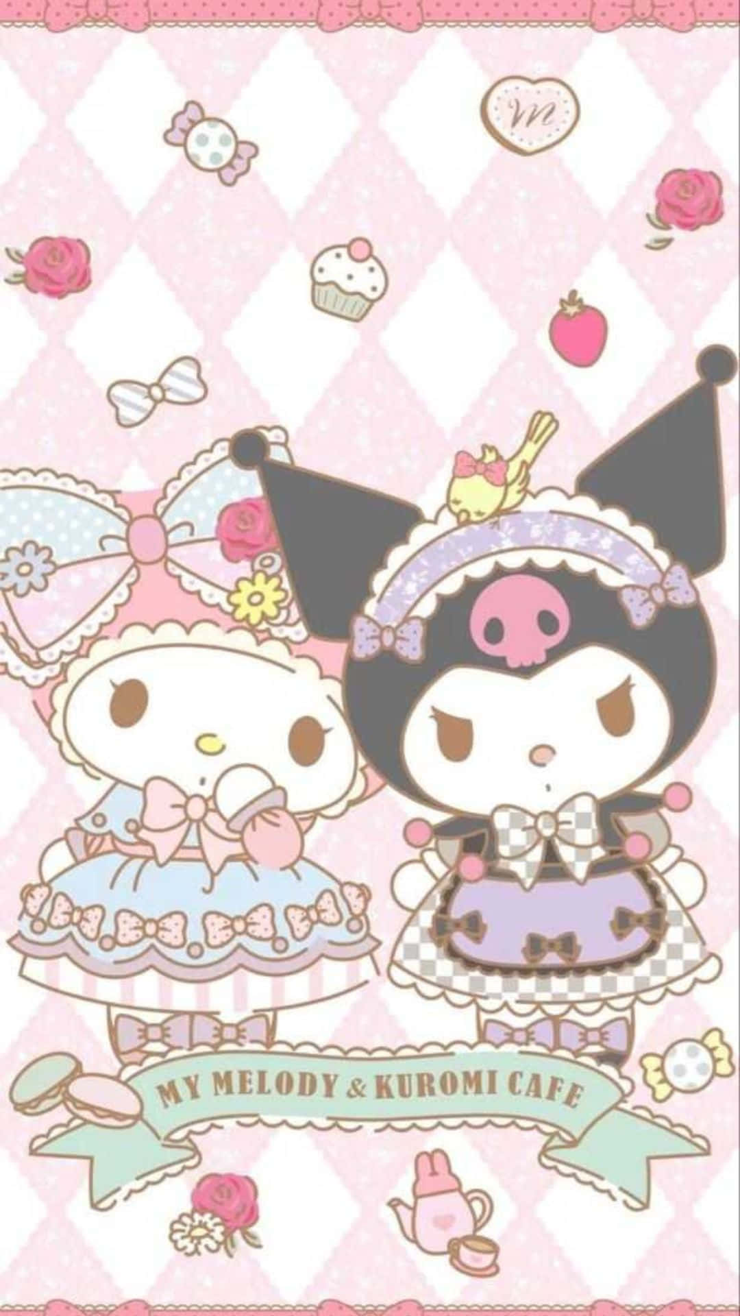 Kuromi And My Melody 桌布 壁紙 — My Melody 和 Kuromi 穿著可愛的咖啡廳服裝，在粉紅鑽石背景上漂浮在粉彩甜點和玫瑰之間。