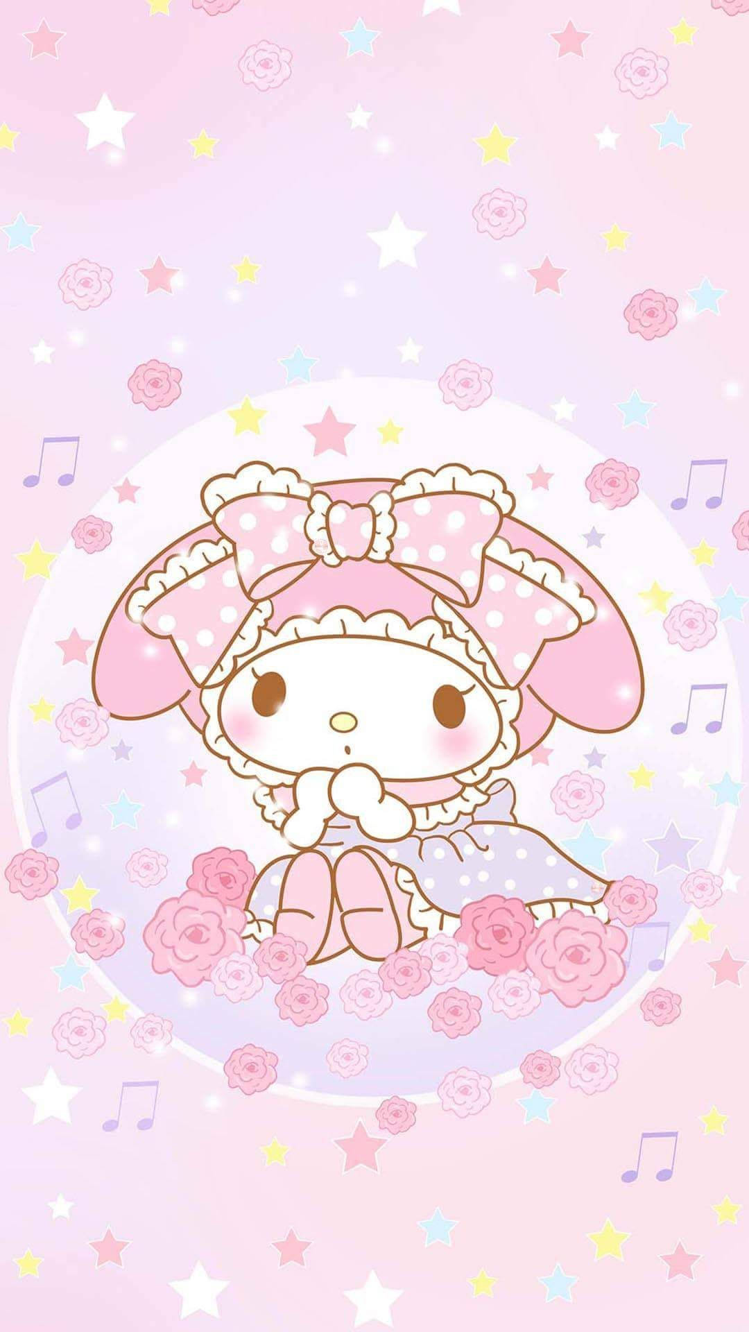 My Melody 坐在玫瑰花上 壁紙 — 一個可愛的粉紅色My Melody角色坐在被玫瑰、星星和音符包圍的粉彩漸變背景上。