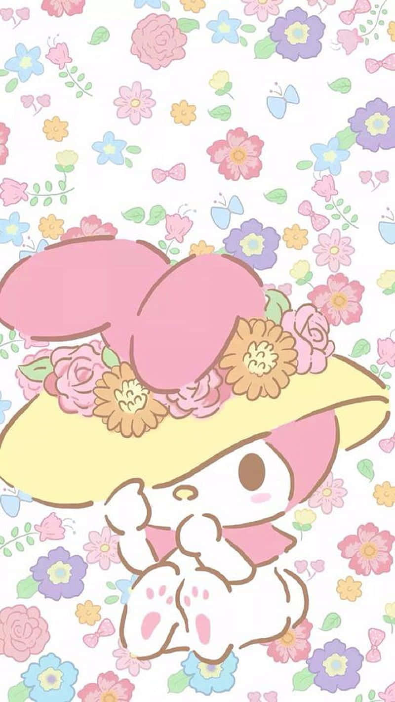 My Melody 戴黃色帽子 壁紙 — 一個戴著花帽的可愛卡通角色坐在柔和色調的花卉圖案背景中。