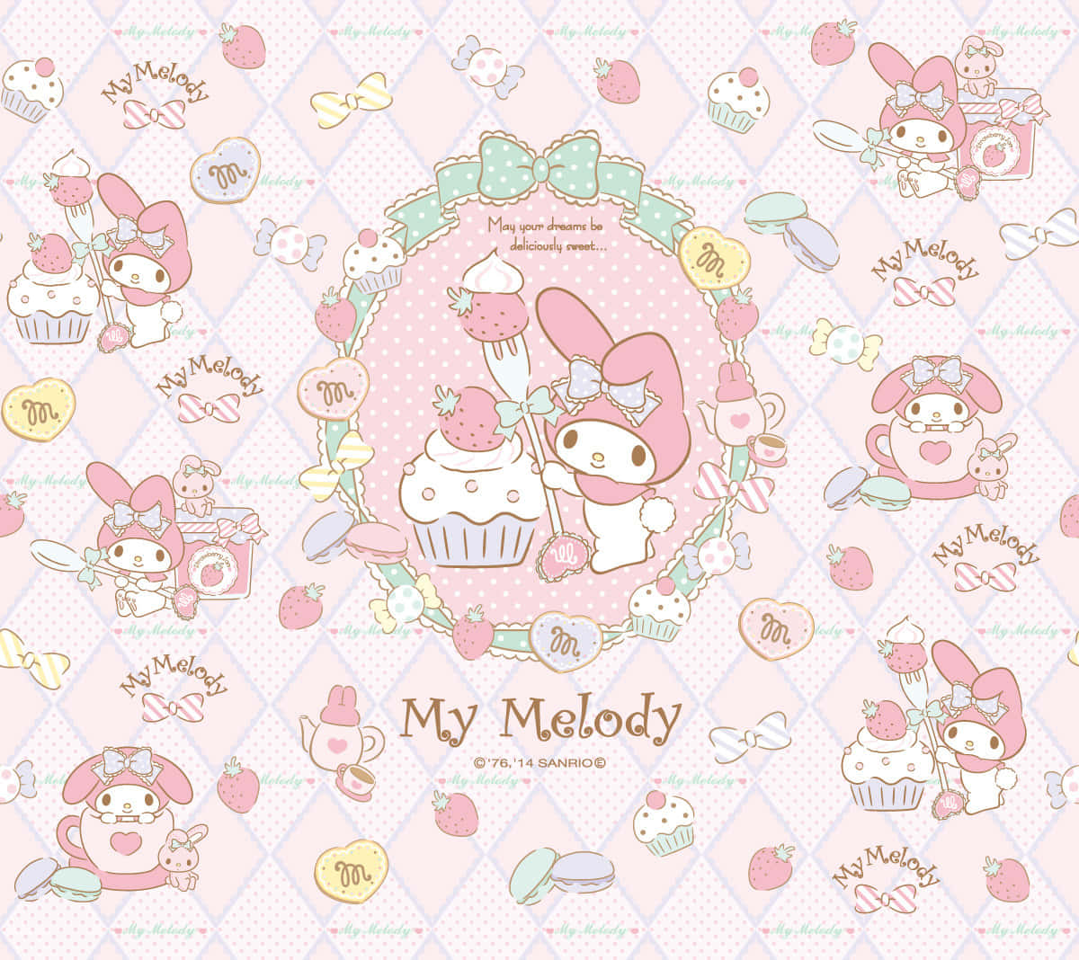 My Melody 手持草莓紙杯蛋糕 壁紙 — 一款甜美粉彩牆紙，My Melody 被杯子蛋糕、草莓和蝴蝶結包圍，形成重複圖案。