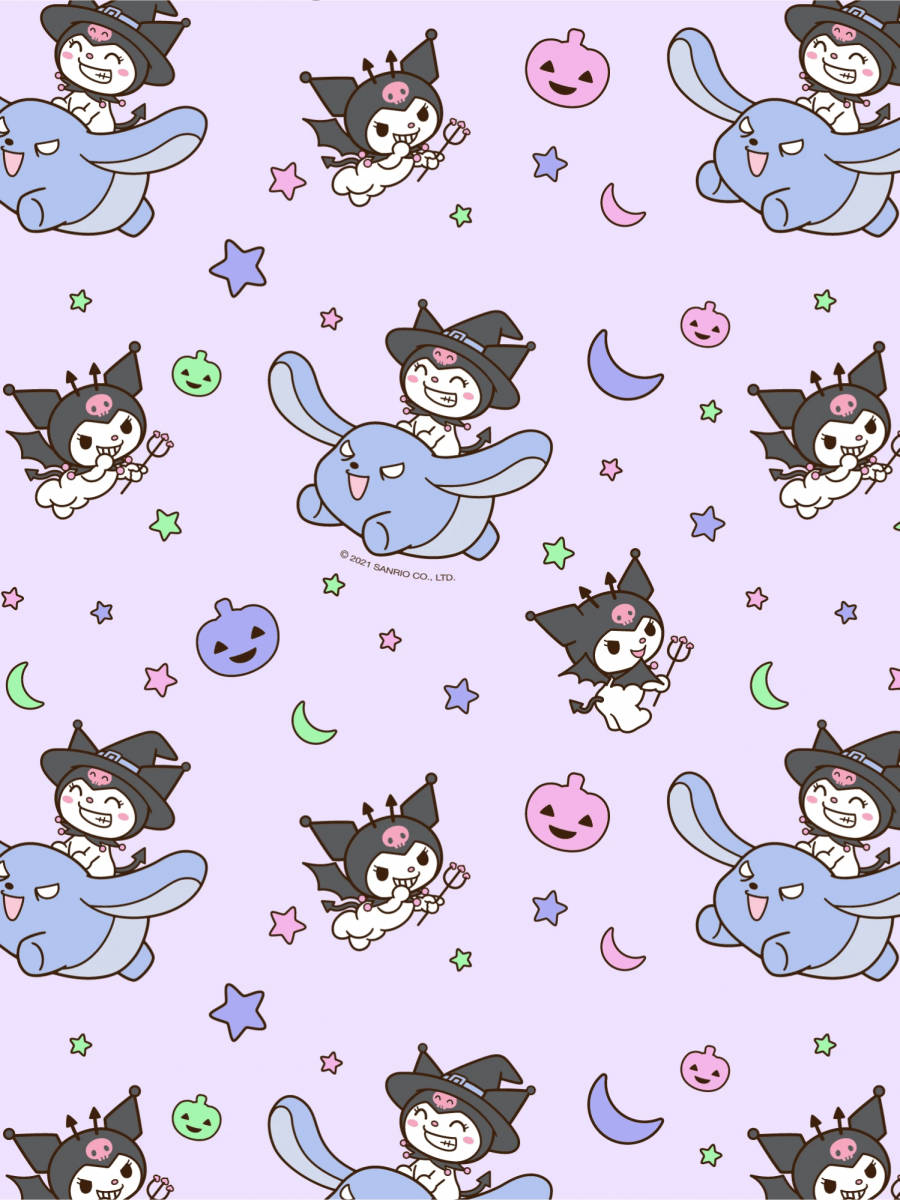 My Melody 的勁敵 Kuromi 與她的可愛夥伴 Baku 壁紙 — 可愛的卡通角色穿著女巫服裝，在粉紫色背景上騎著藍色兔子，周圍有星星、南瓜和彎月。