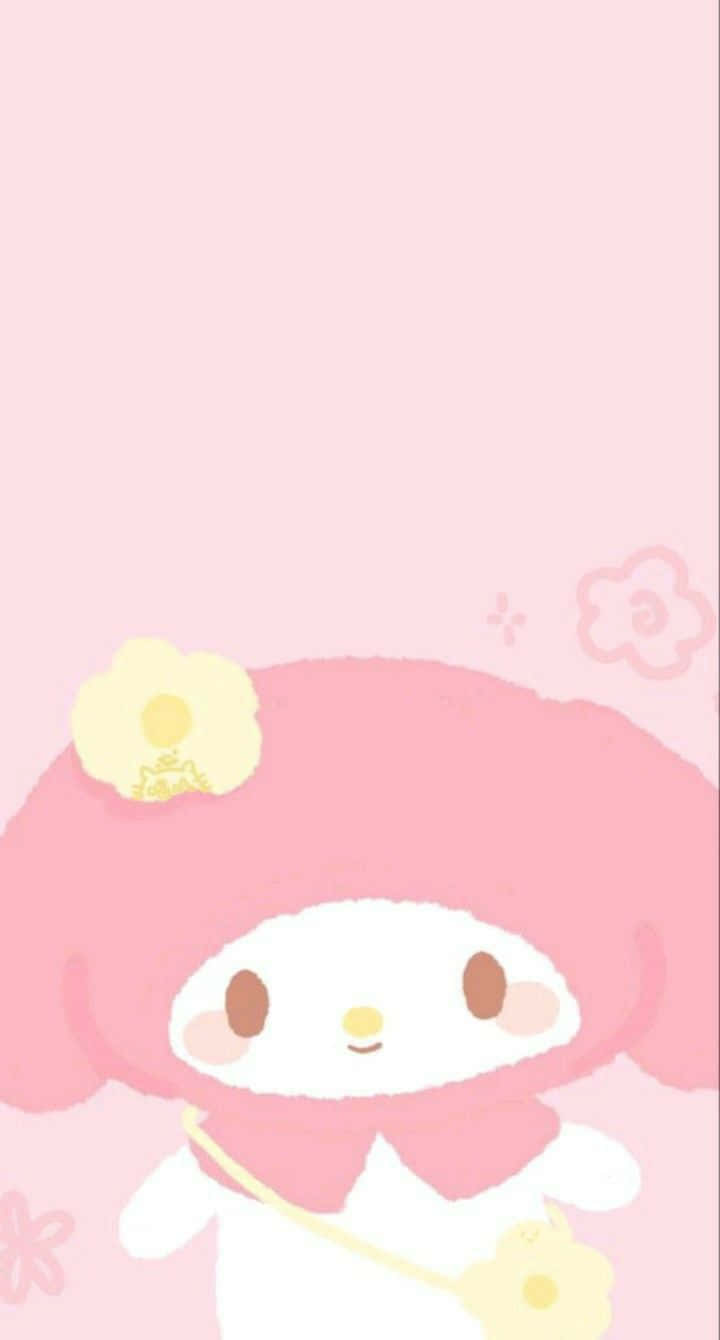 《My Melody》粉紅美學壁紙 壁紙 — 一個可愛的粉紅色My Melody角色，頭上戴著一朵黃色花朵，在帶有浮動花卉圖案的柔和粉紅色背景上溫柔地微笑。