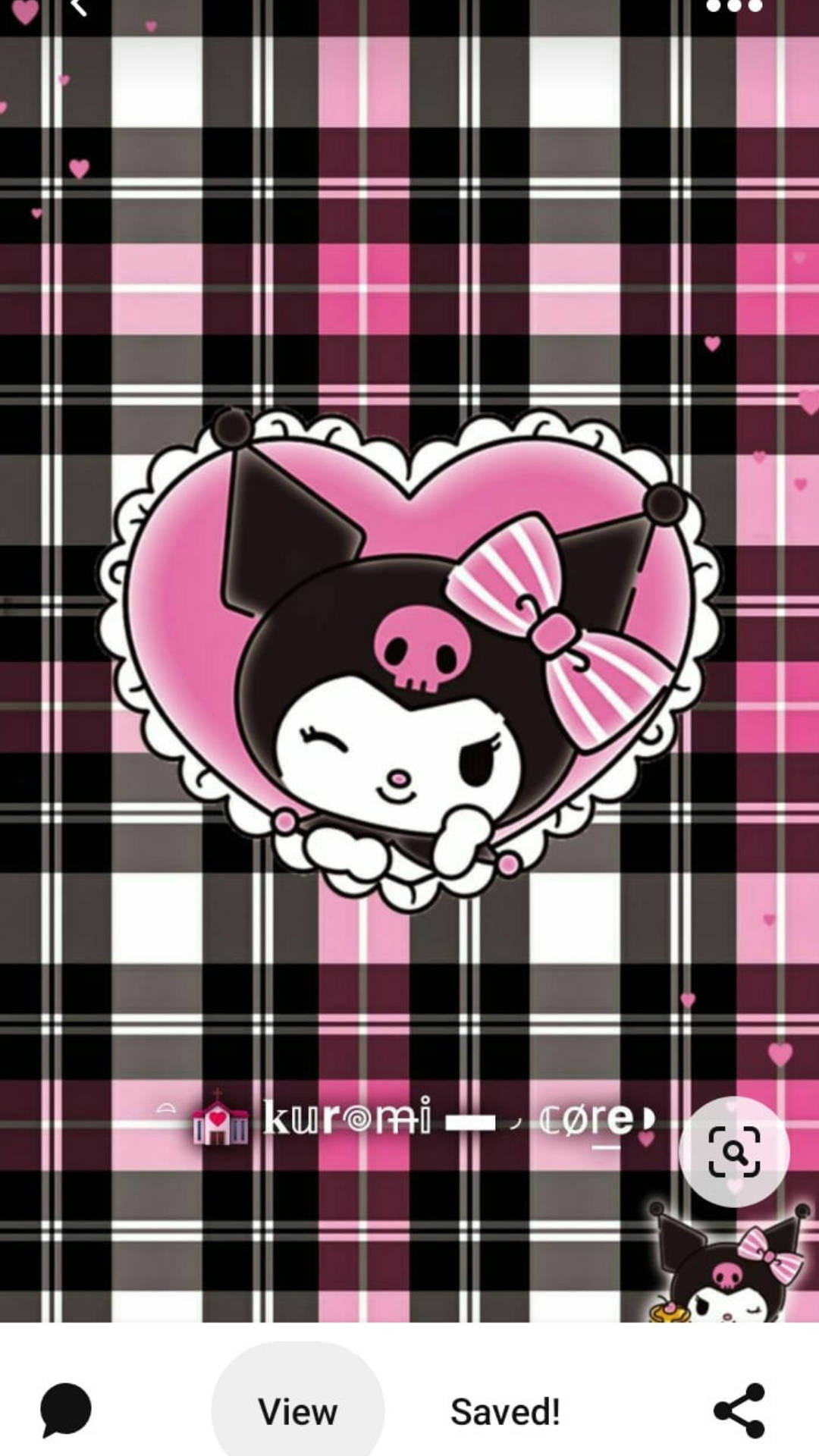 My Melody 與 Kuromi 情緒風格背景 壁紙 — 一個可愛的卡通角色Kurumi在粉紅色心形框架內，背景是粉紅、黑、白格仔圖案。