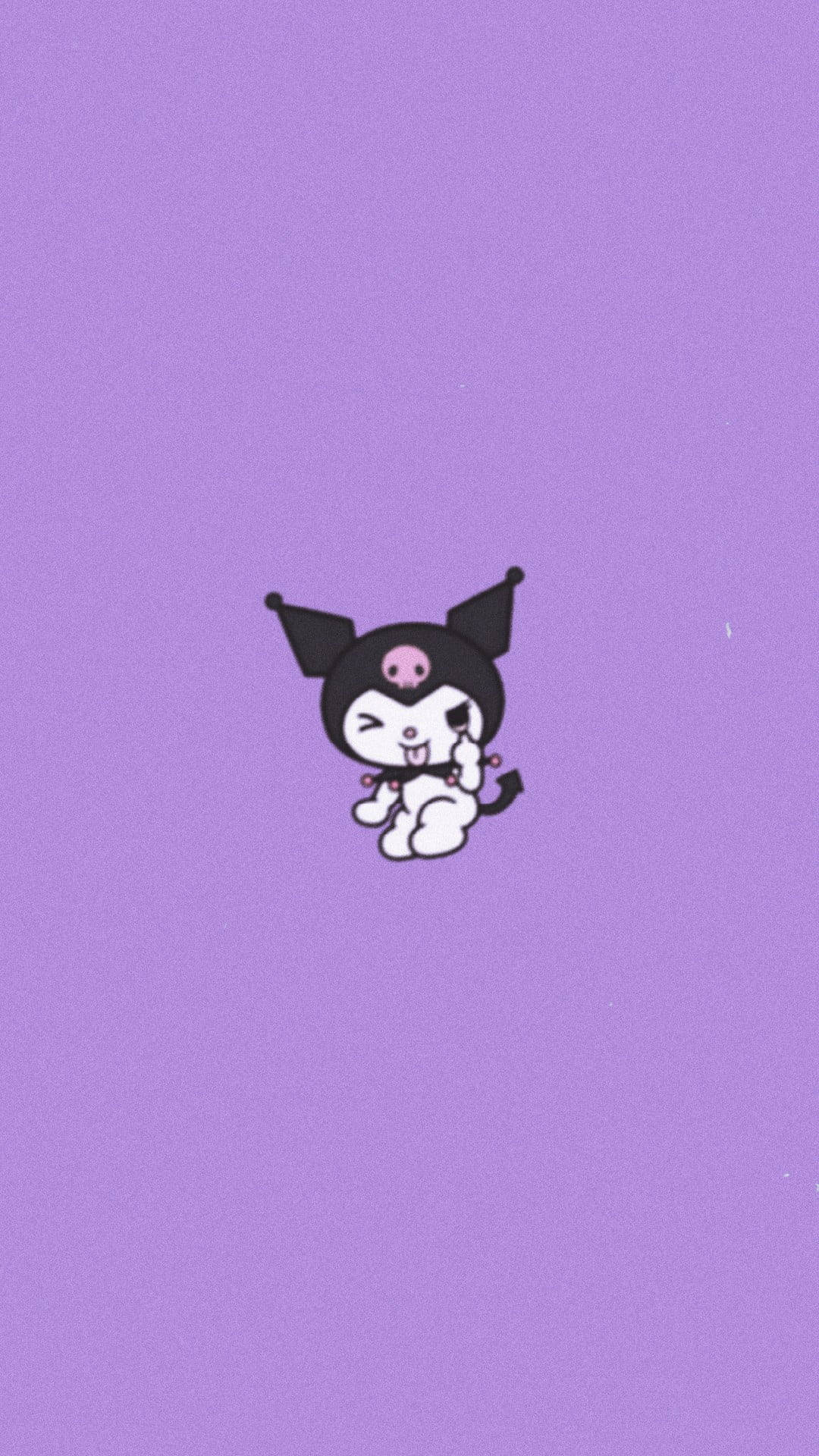 My Melody 與 Kuromi 惡作劇 壁紙 — 一隻細小可愛的黑白卡通貓咪，帶有粉紅色骷髏臉，坐在純薰衣草色背景上眨眼。