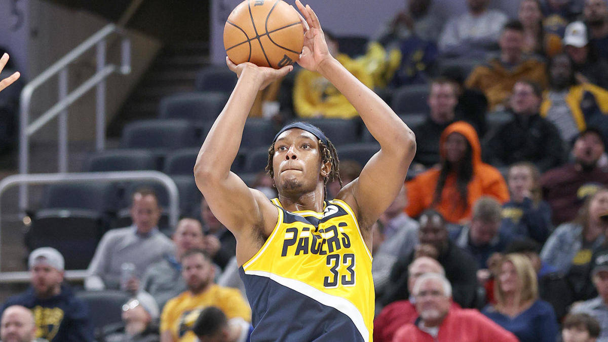 Myles Turner 罰球時刻 壁紙 — 一名身穿Pacers球衣的籃球運動員在擠滿觀眾的場館中專注地投出罰球。