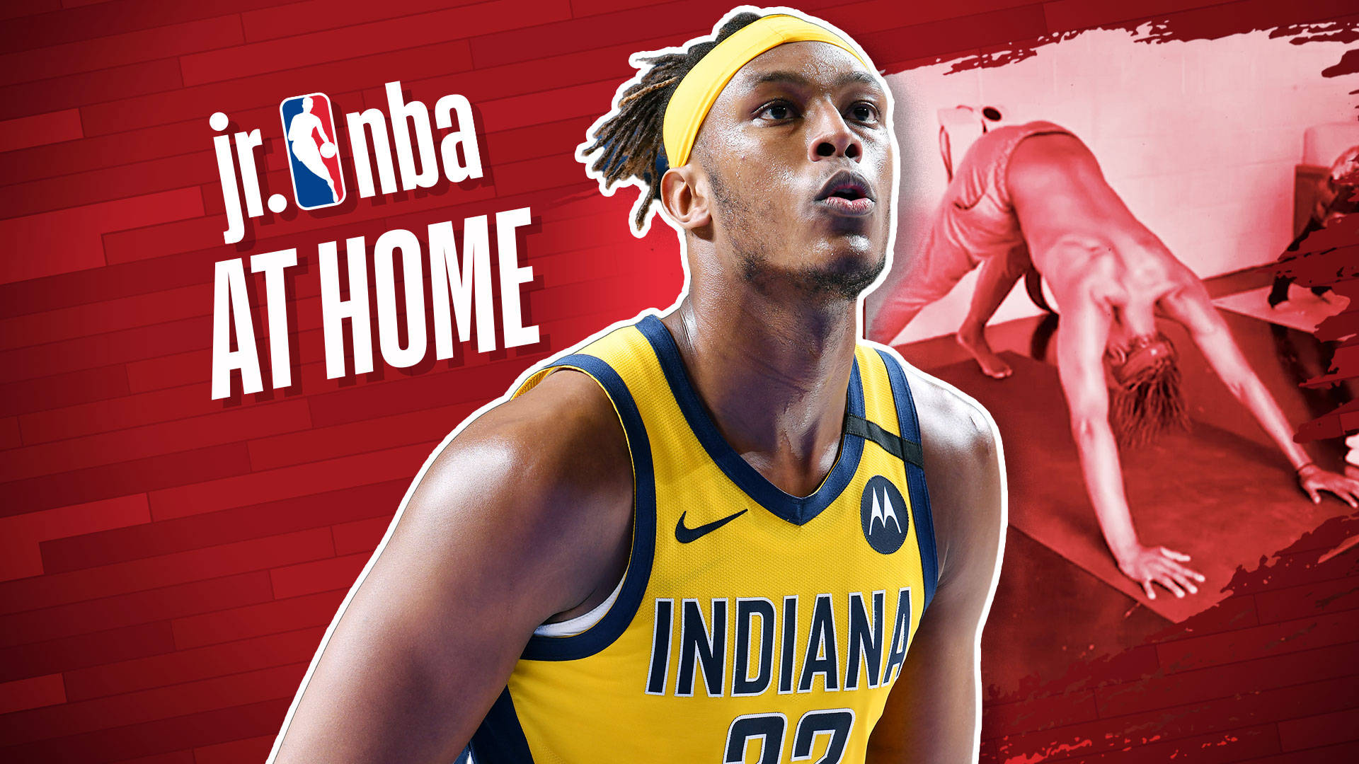 Myles Turner 場上激烈攻防 壁紙 — 一名身穿印第安納球衣的籃球運動員，在紅磚牆背景下凝視前方，身後有一個模糊的身影正在伸展。