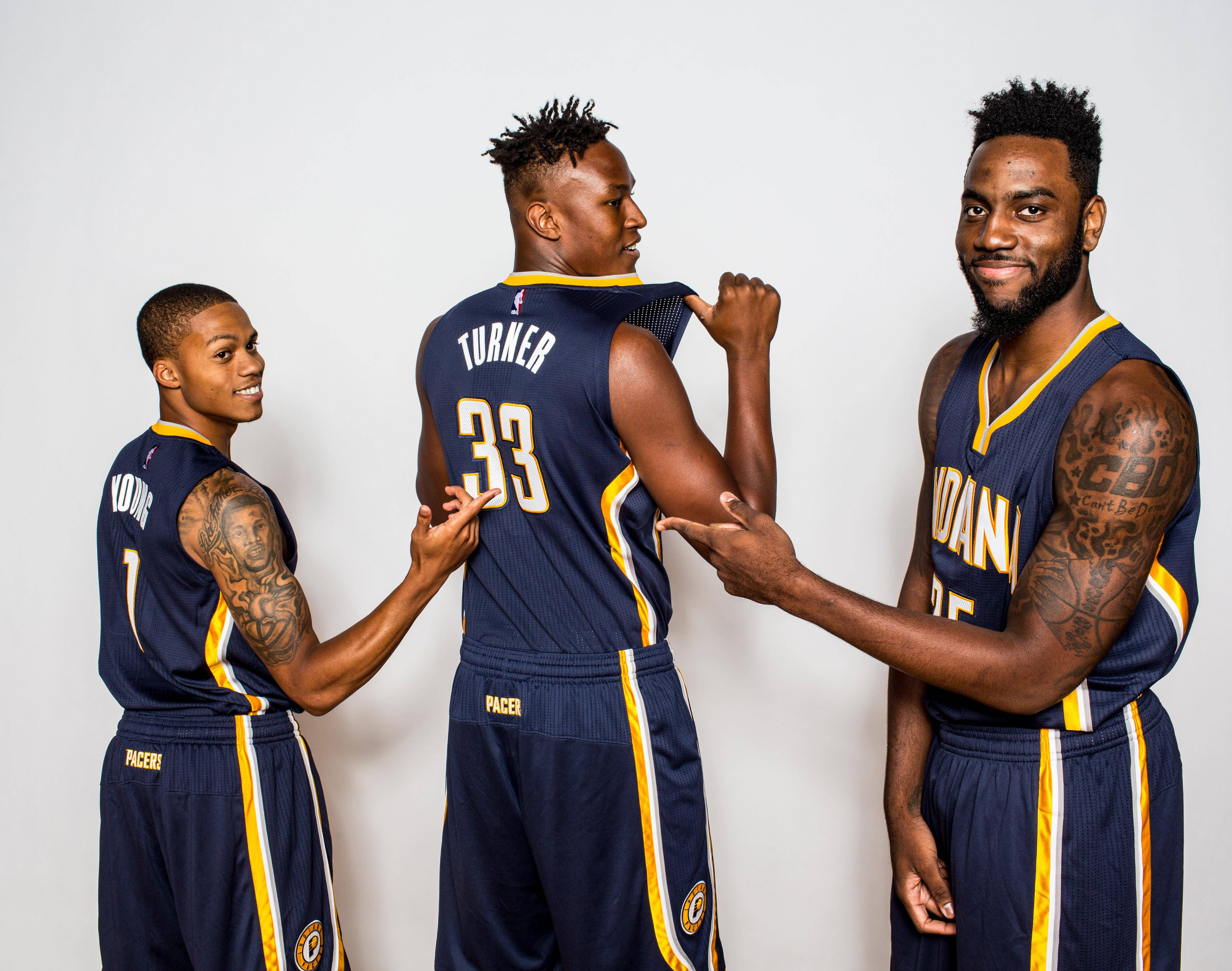 Myles Turner 與 Joe & Rakeem 合照 壁紙 — 三名身穿海軍藍球衣的印第安納溜馬籃球運動員在純白色背景前一起擺姿勢。