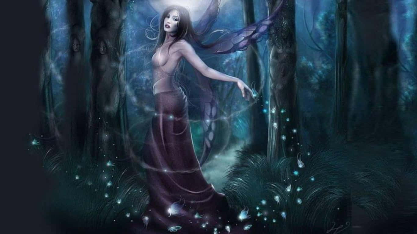 Dark Tales 桌布 壁紙 — 一位神秘的精靈，擁有發光的翅膀和飄逸的長袍，站在月光照耀的森林中，周圍漂浮著藍色光芒。