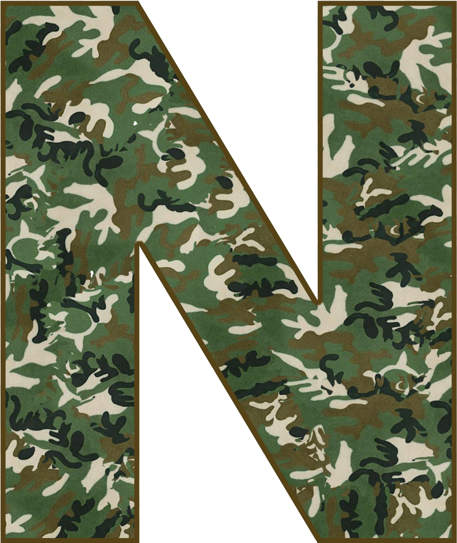 迷彩圖案字母 N 壁紙 — 一個大膽的字母N，以綠色和米色軍事迷彩圖案填充，背景為黑色。