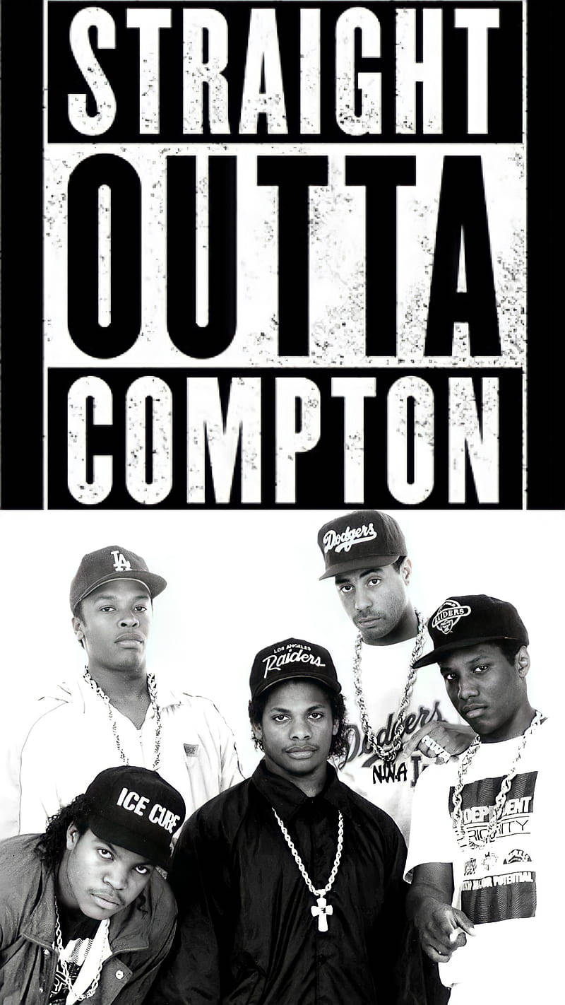 N.W.A.《Straight Outta Compton》電影海報 壁紙 — 五個戴帽子和鏈條的男人在粗體 'STRAIGHT OUTTA COMPTON' 文字下，以粗糙的黑白畫面凝視著。