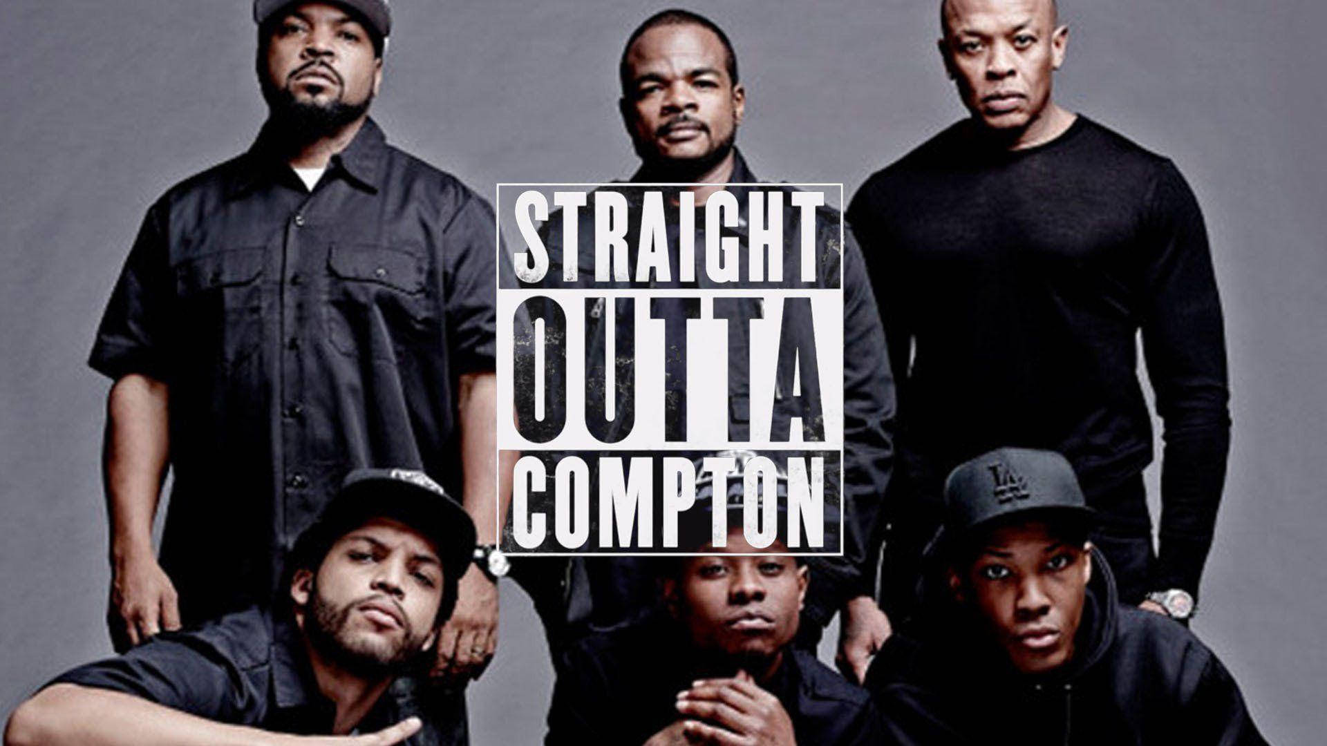 N.W.A.《Straight Outta Compton》2015電影海報 壁紙 — 五名身穿黑色街頭服飾的男子在灰色背景前擺出強烈姿勢，並有粗體白色文字寫著「STRAIGHT OUTTA COMPTON」。