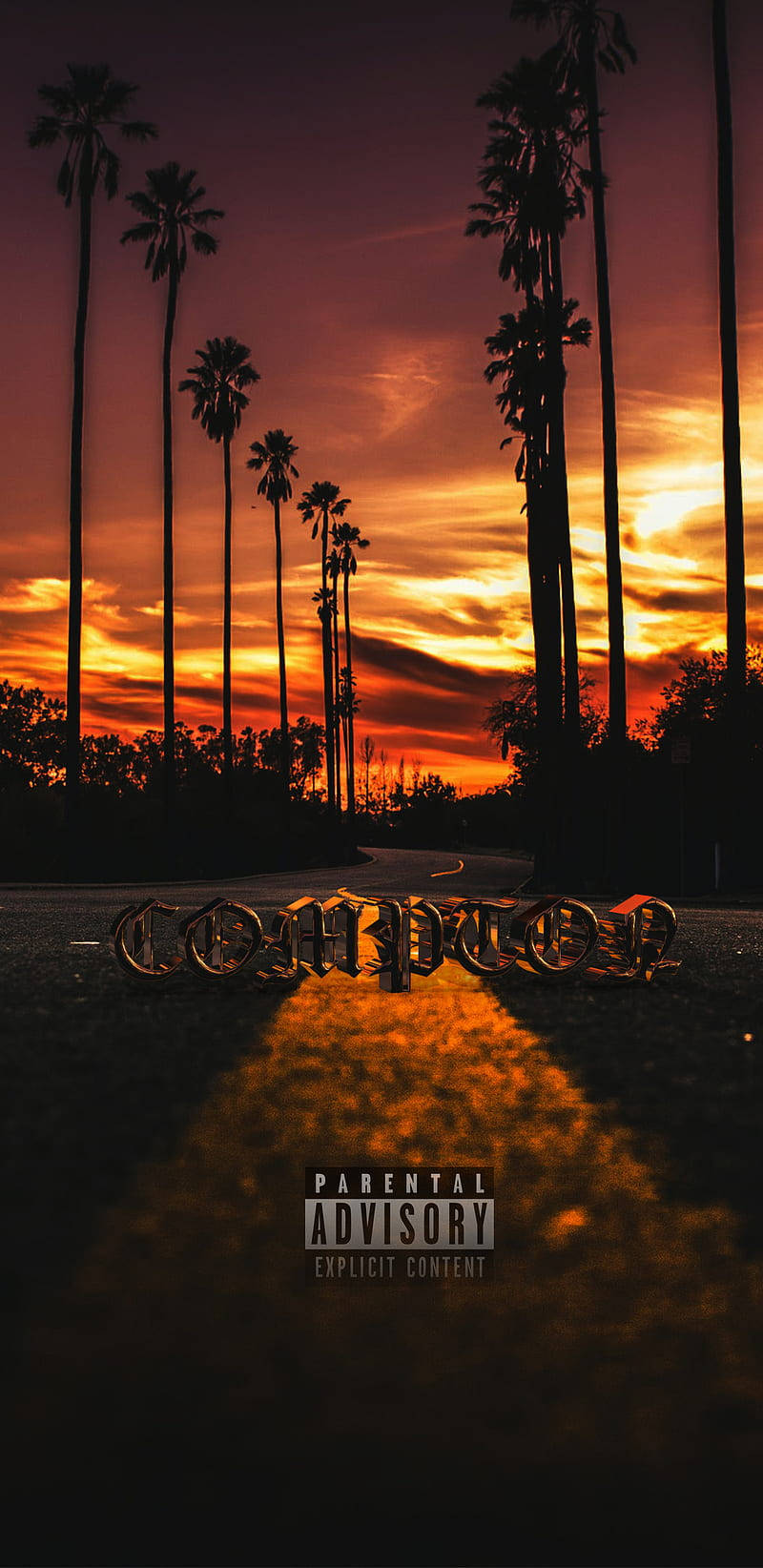 N.W.A.《Straight Outta Compton》電影海報加州夕陽 壁紙 — 熾熱的夕陽將金色光芒灑在一條兩旁種滿棕櫚樹的道路上，前景有「COMPTON」和家長指引標籤。