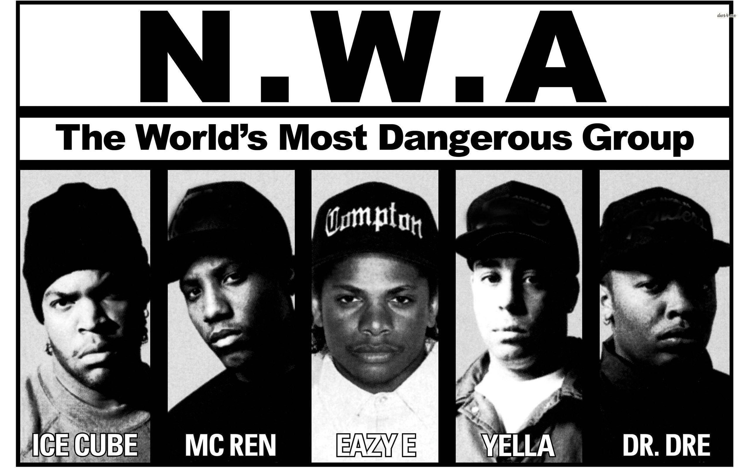 N.W.A.《世界最危險的團體》海報 壁紙 — N.W.A 的黑白海報，粗體文字宣稱他們是「The World's Most Dangerous Group」，上方是五位成員嚴肅的肖像。
