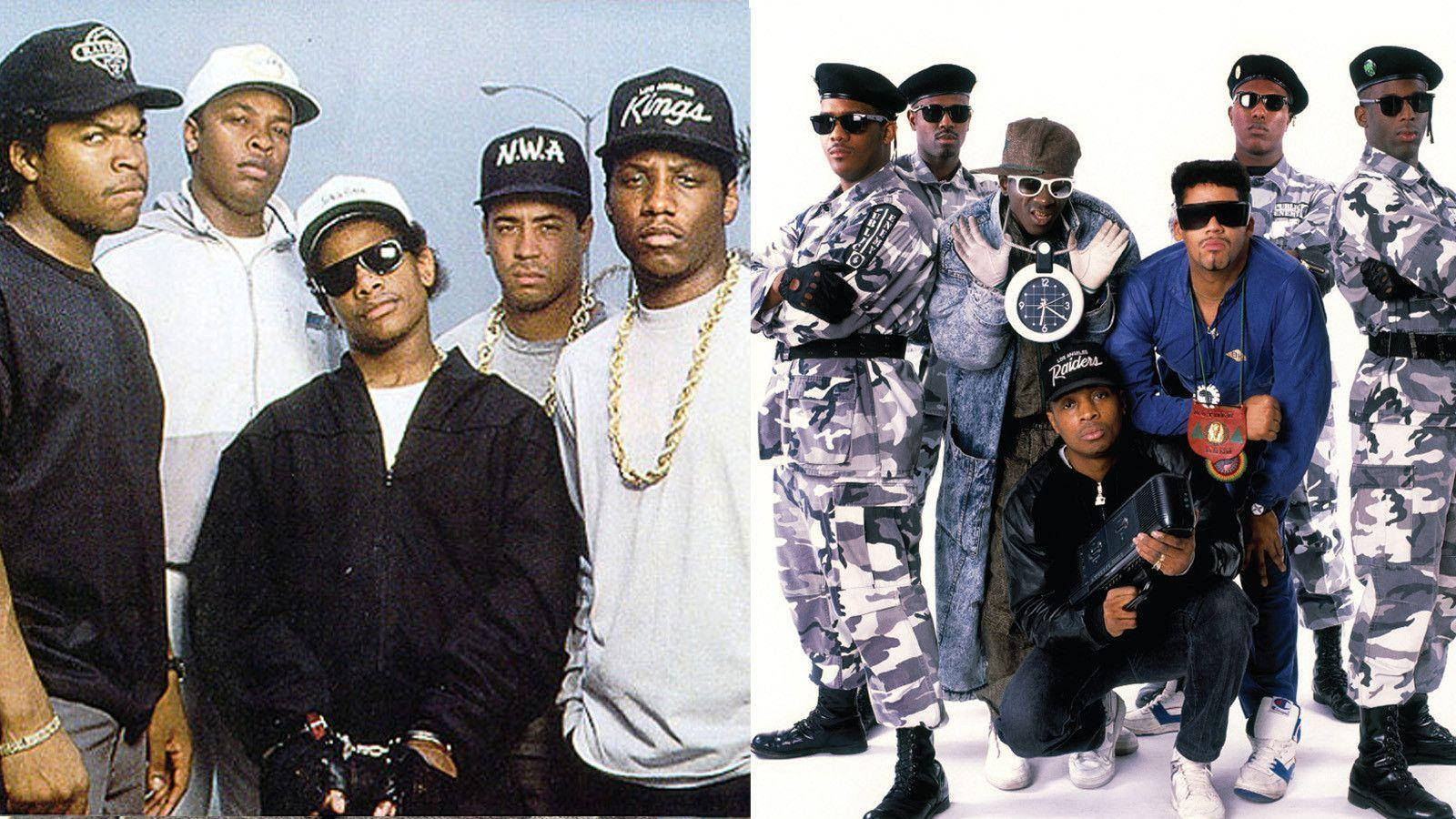 N.W.A.與Public Enemy嘻哈樂團合照 壁紙 — 兩個標誌性嘻哈團體在純色背景前自信地擺出姿勢，穿著大膽的街頭服飾和軍事風格服裝。