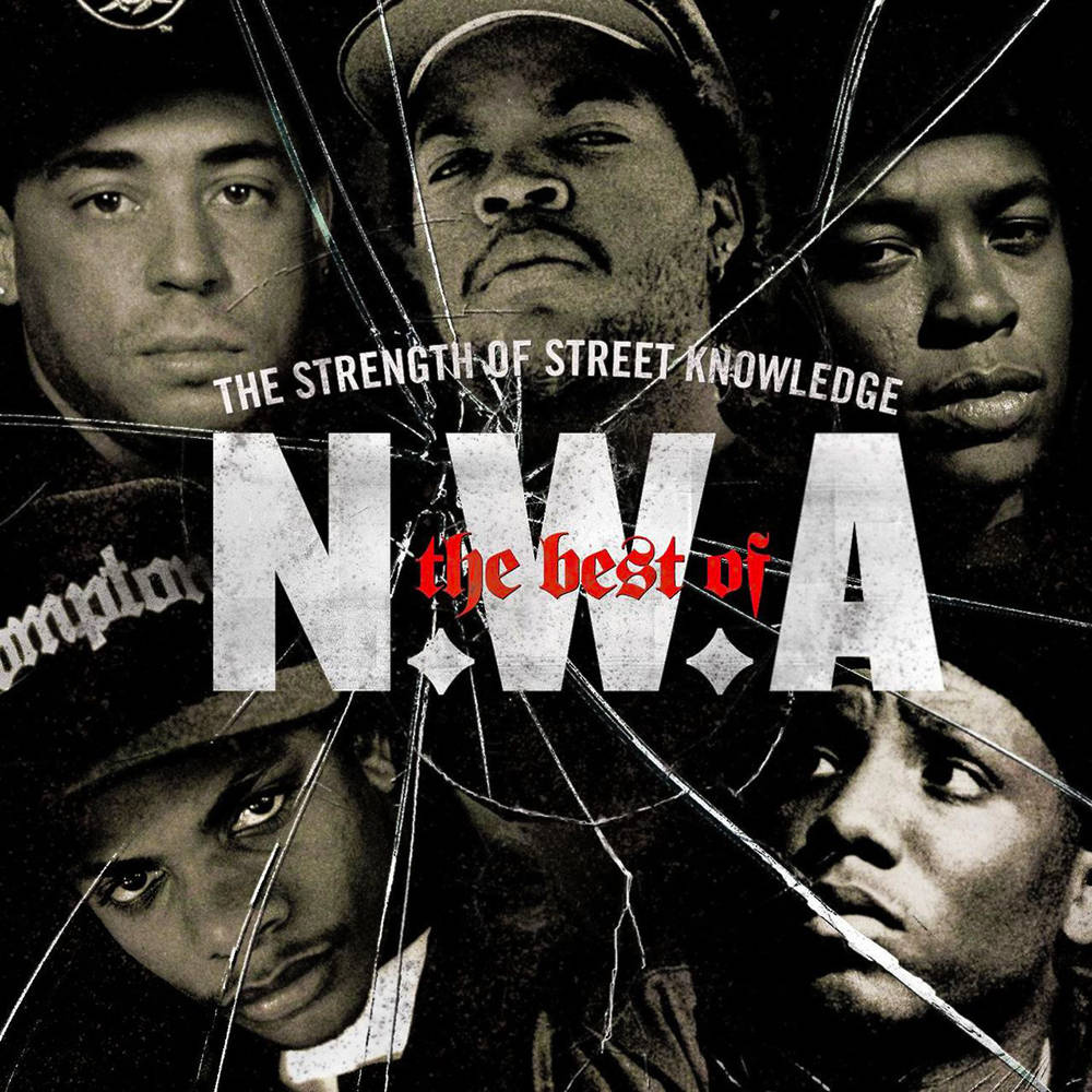 N.W.A.《街頭智慧的力量》精選輯 壁紙 — 四個男人透過裂紋玻璃效果，凝視著粗體文字 'N.W.A the best of'，上方有 'THE STRENGTH OF STREET KNOWLEDGE'。