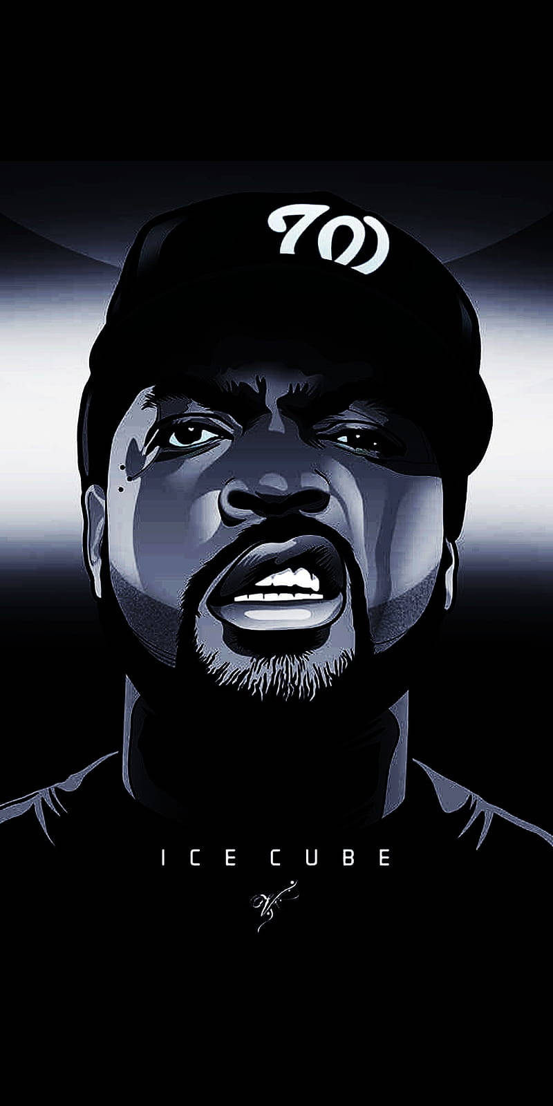 N.W.A.說唱歌手Ice Cube向量藝術 壁紙 — Ice Cube 的風格化肖像，戴著帶有白色 '70' 標誌的黑色帽子，背景為深色漸變。
