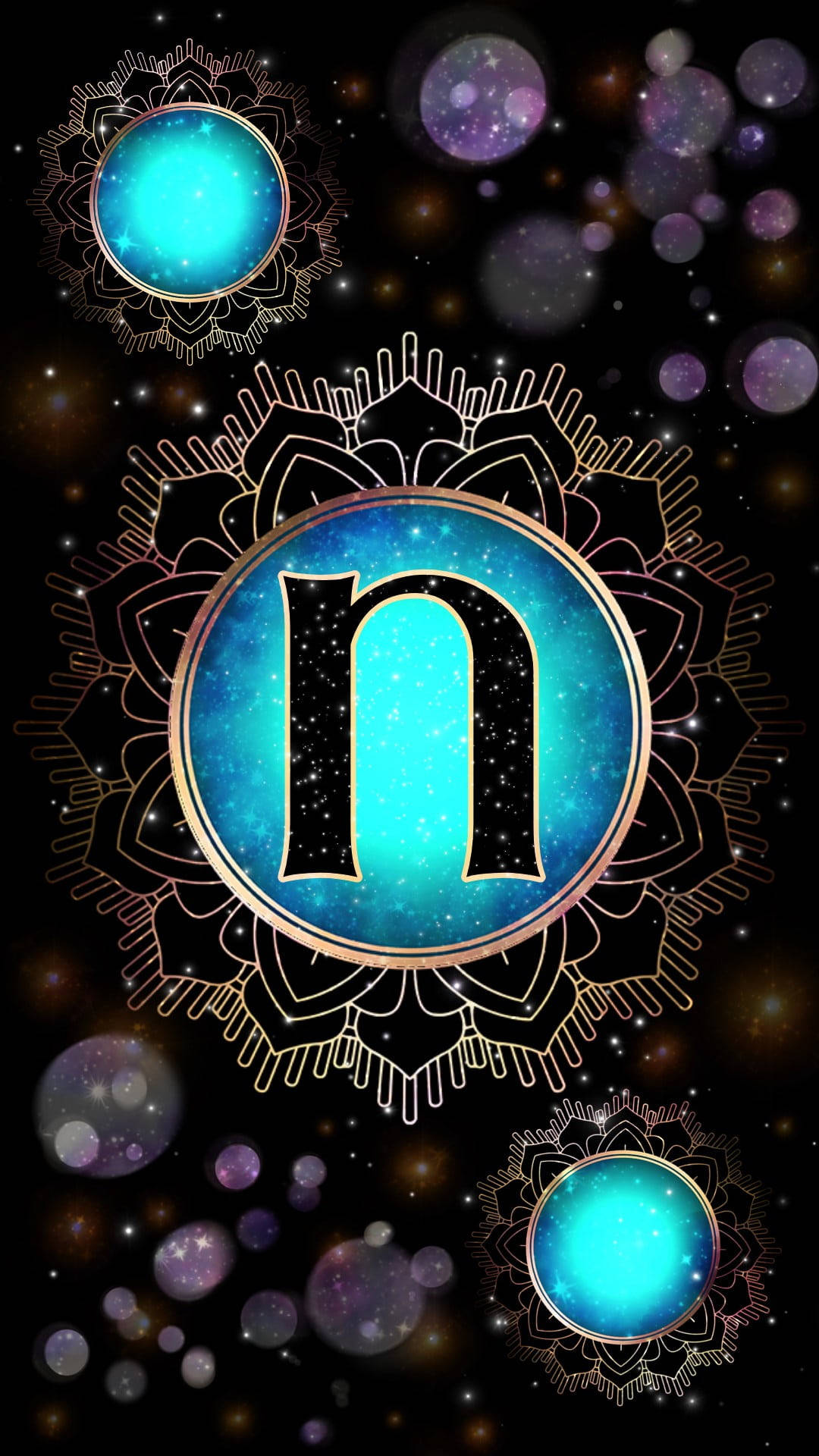 在星空背景下，金色曼陀羅設計中一個發光的藍色星系內的風格化字母 N。