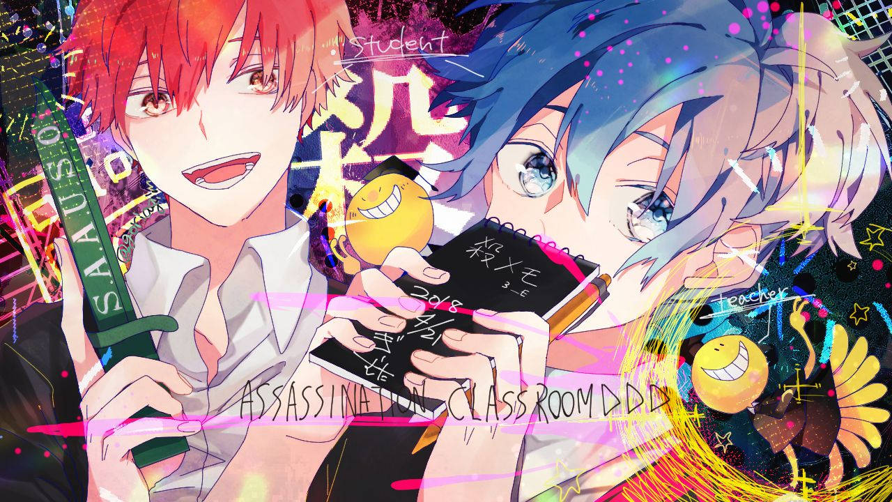 《殺老師》 Nagisa 與 Karma 壁紙 — 兩名擁有鮮豔髮色的動漫學生，在充滿文字和符號的混亂多彩背景前，手持武器和筆記本。