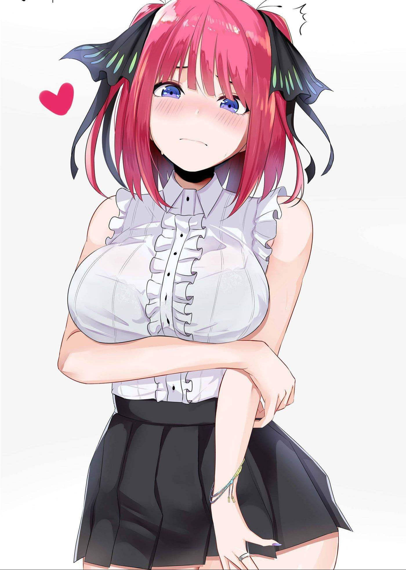 《五等分的新娘》二乃 Nakano 白色上衣 壁紙 — 一位粉紅色頭髮、有貓耳嘅動漫女仔，著住白色荷葉邊恤衫同黑色裙，害羞咁面紅。